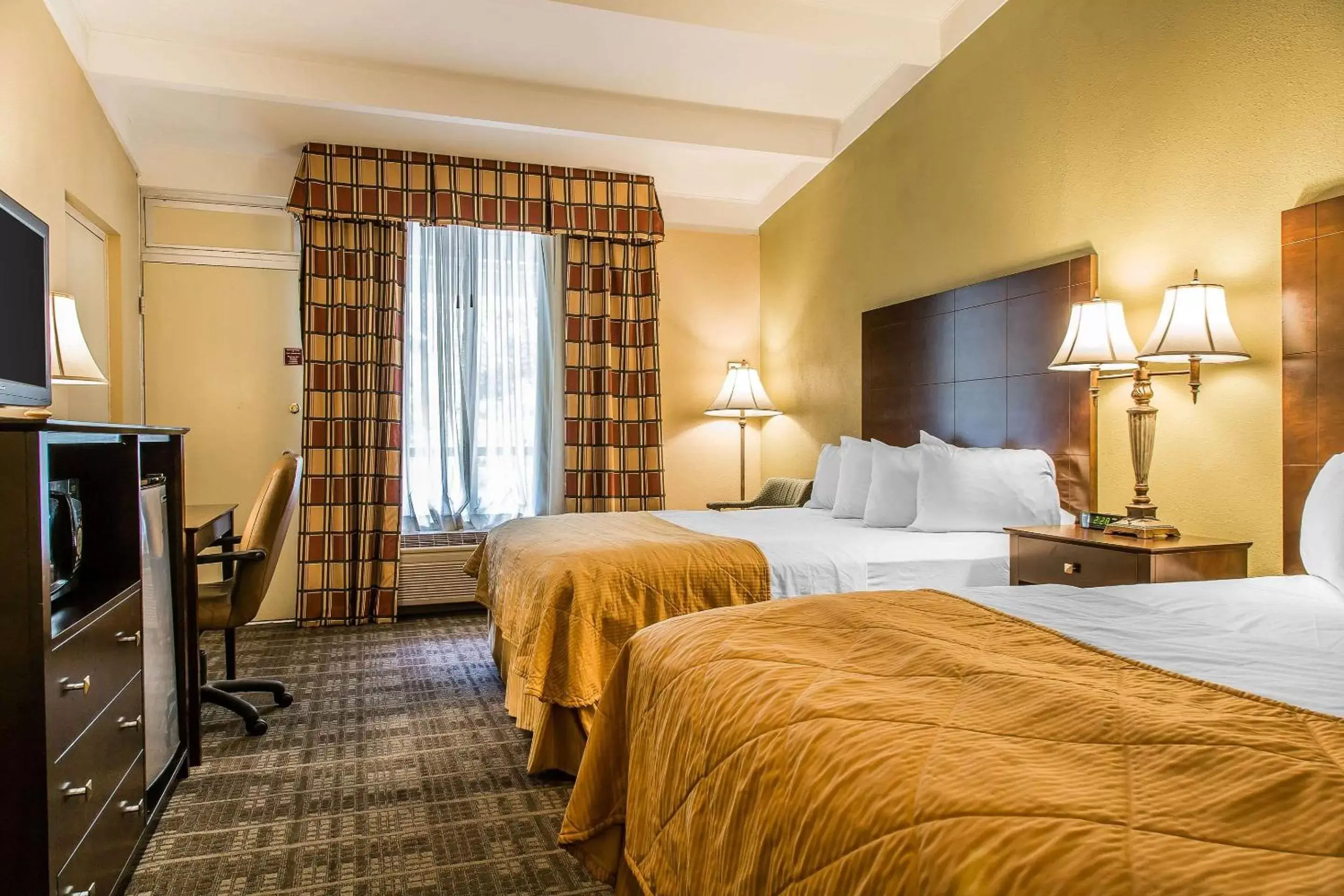 Photo of the whole room in Clarion Hotel & Suites Hamden - New Haven Photo of the whole room in Clarion Hotel & Suites Hamden - New Haven