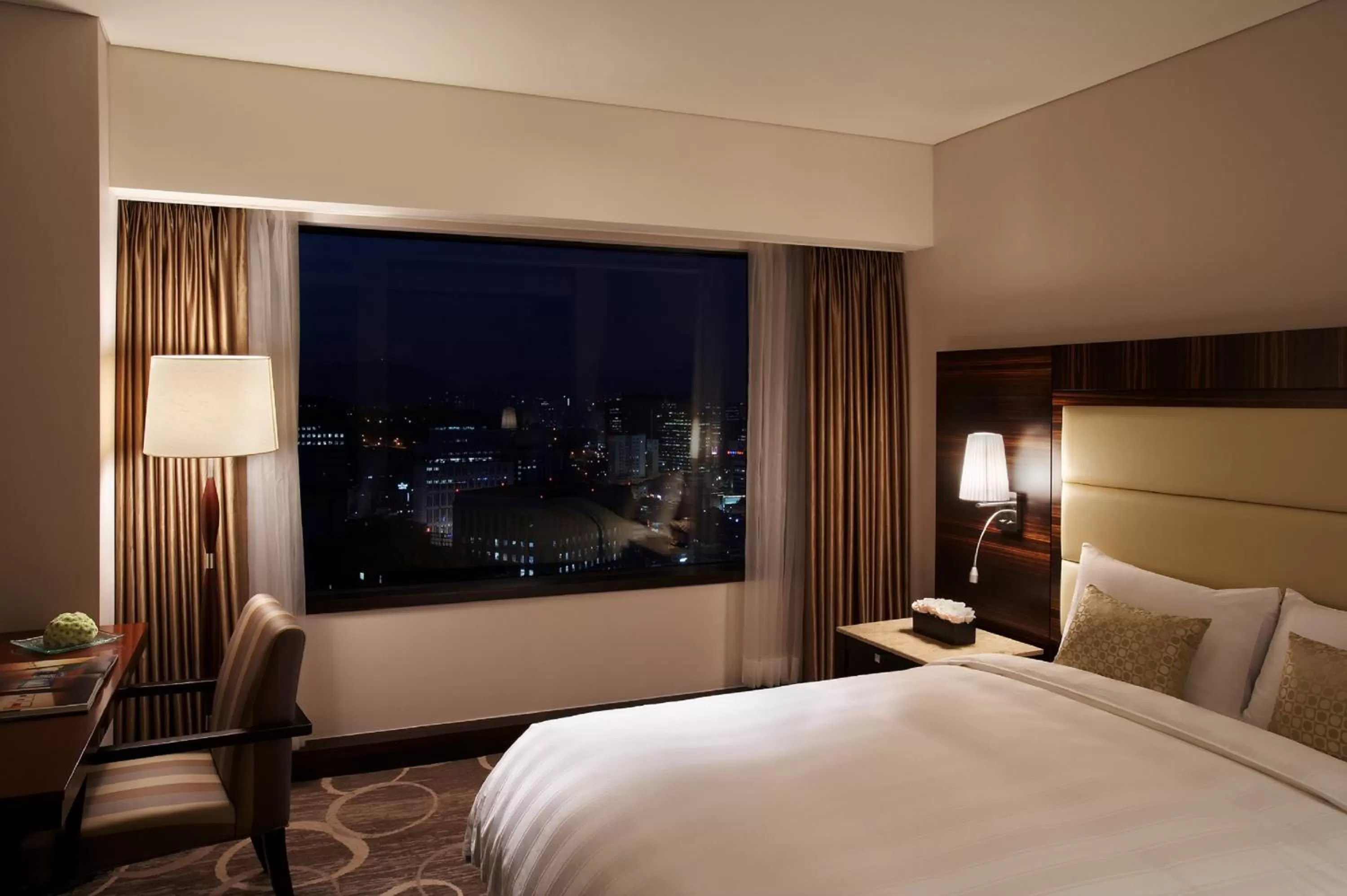Bedroom, Bed in Lotte Hotel Seoul