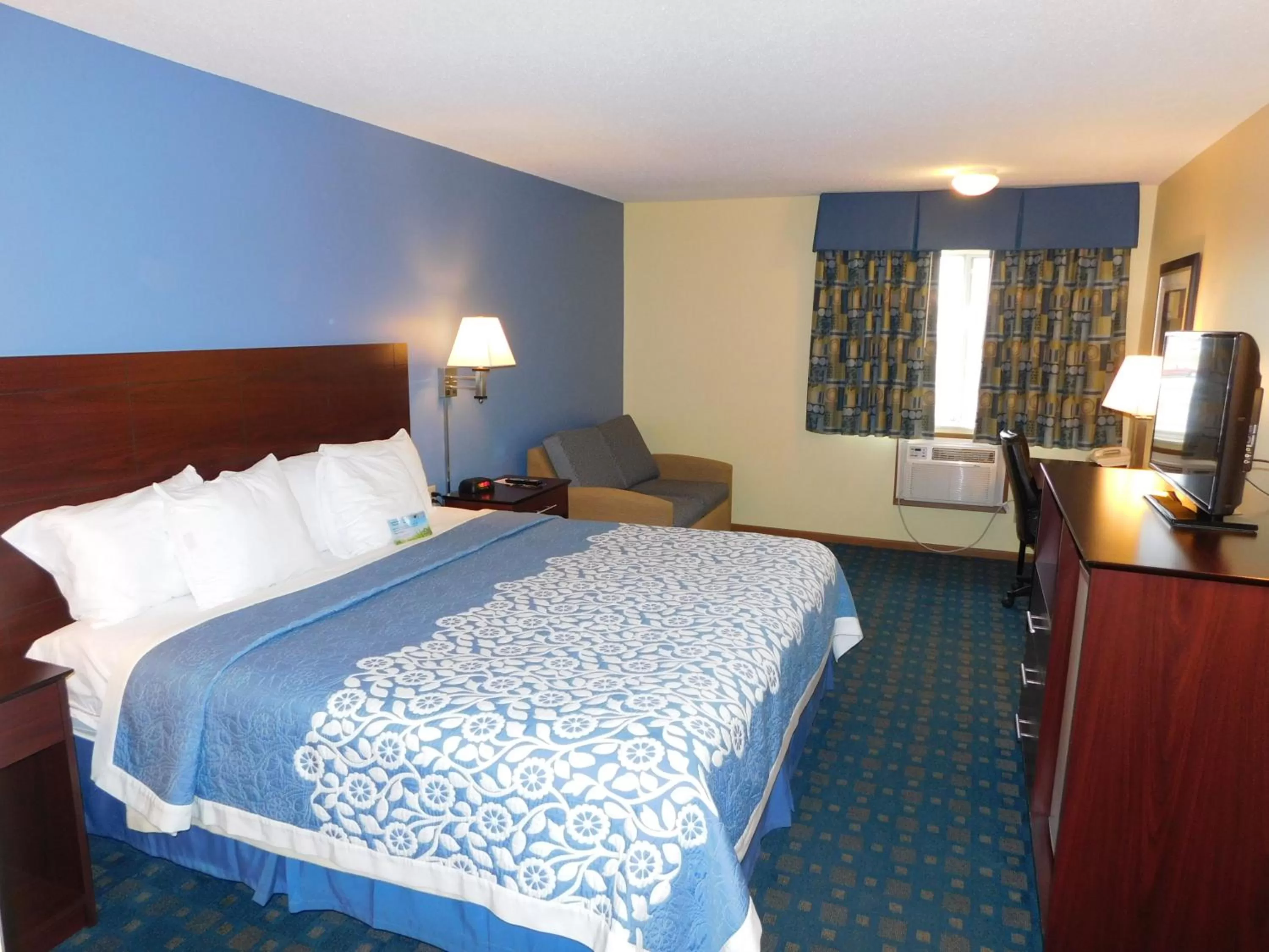 Photo of the whole room, Bed in Days Inn by Wyndham Sioux City