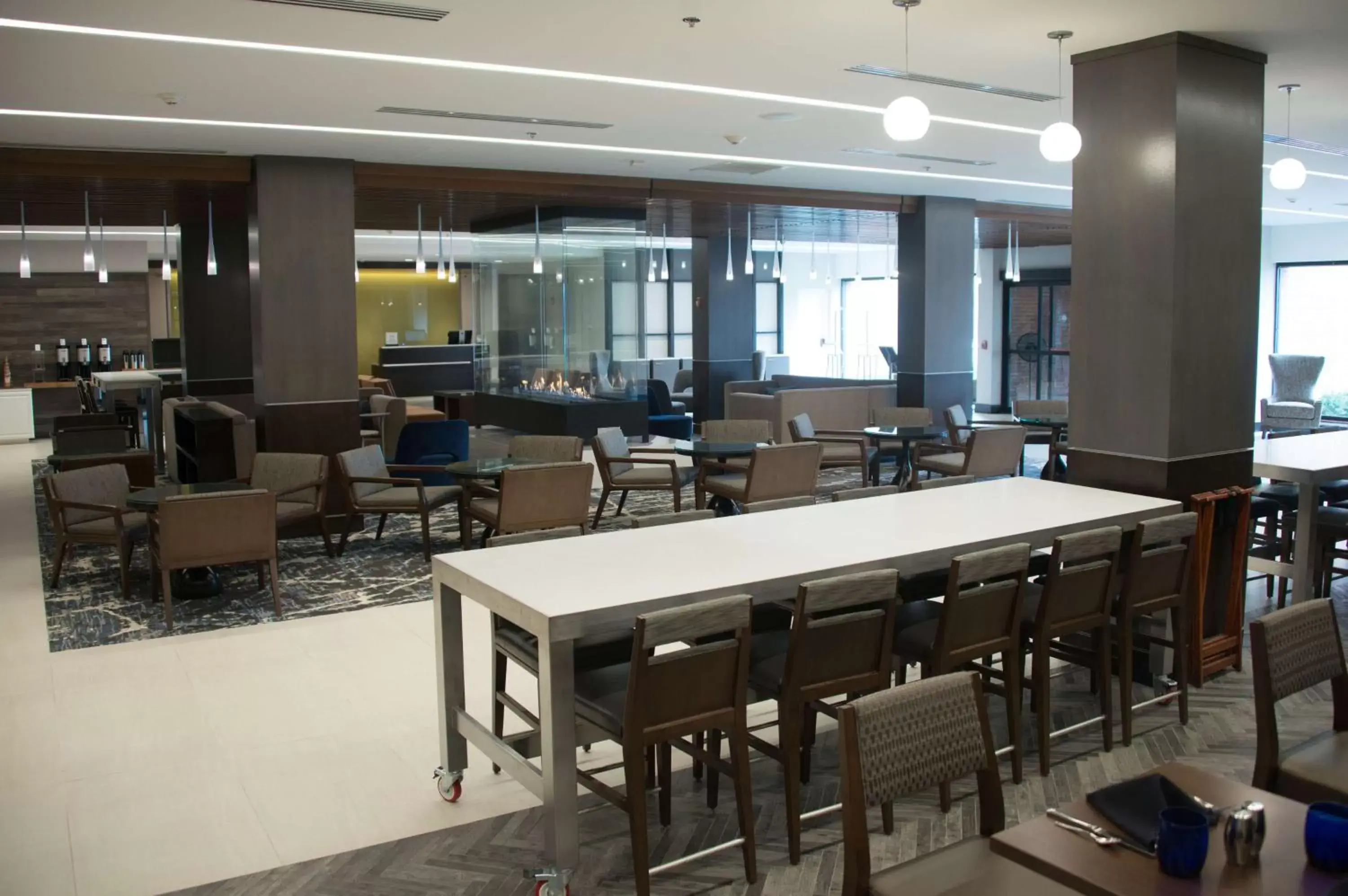 Lobby or reception, Restaurant/Places to Eat in DoubleTree by Hilton Hotel Syracuse