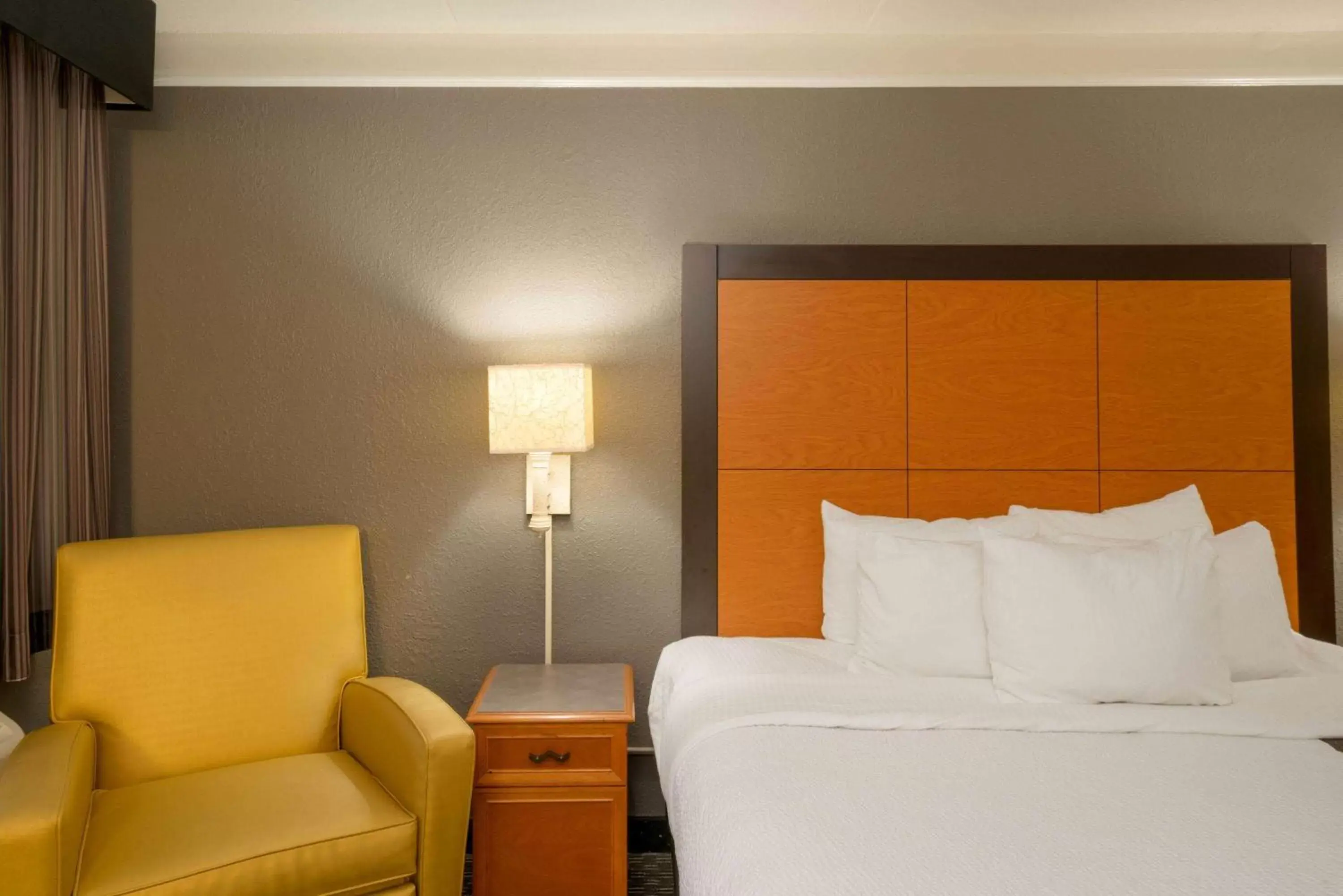Photo of the whole room, Bed in La Quinta Inn by Wyndham Nashville South