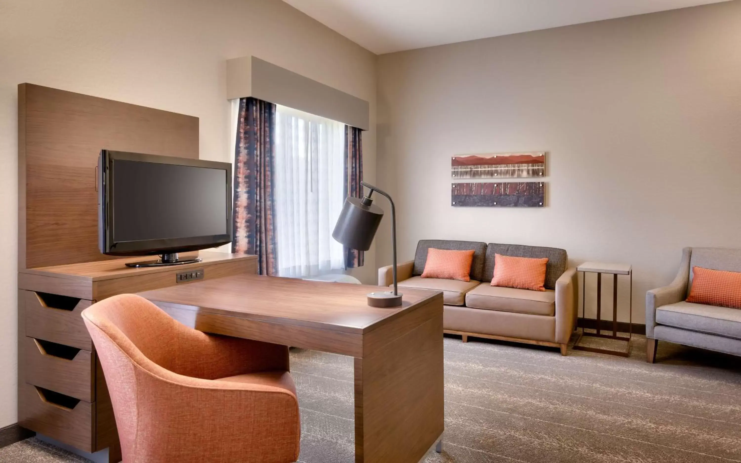 Bedroom, TV/Entertainment Center in Hampton Inn & Suites Show Low-Pinetop