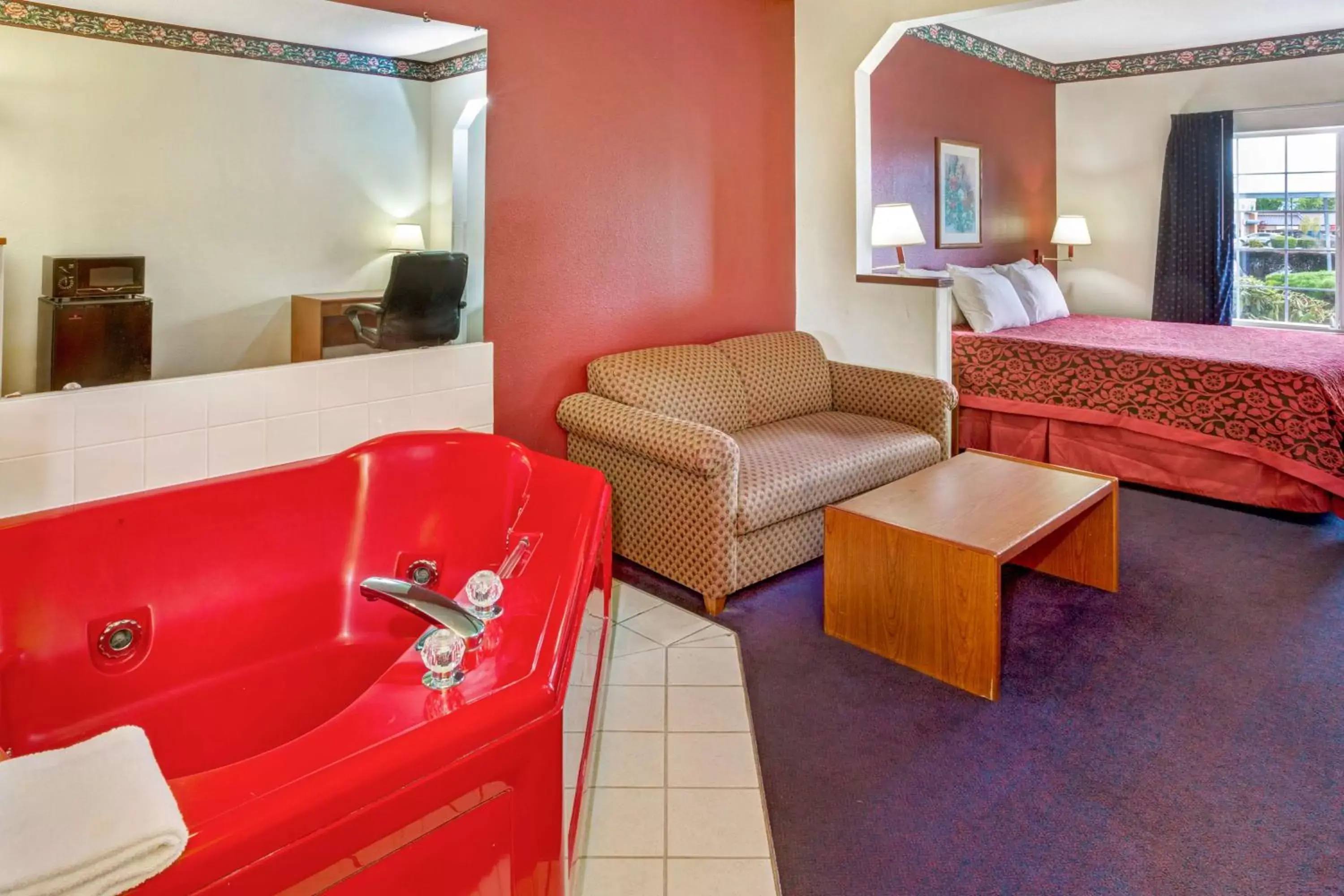 King Suite - Non-Smoking in Days Inn & Suites by Wyndham Gresham