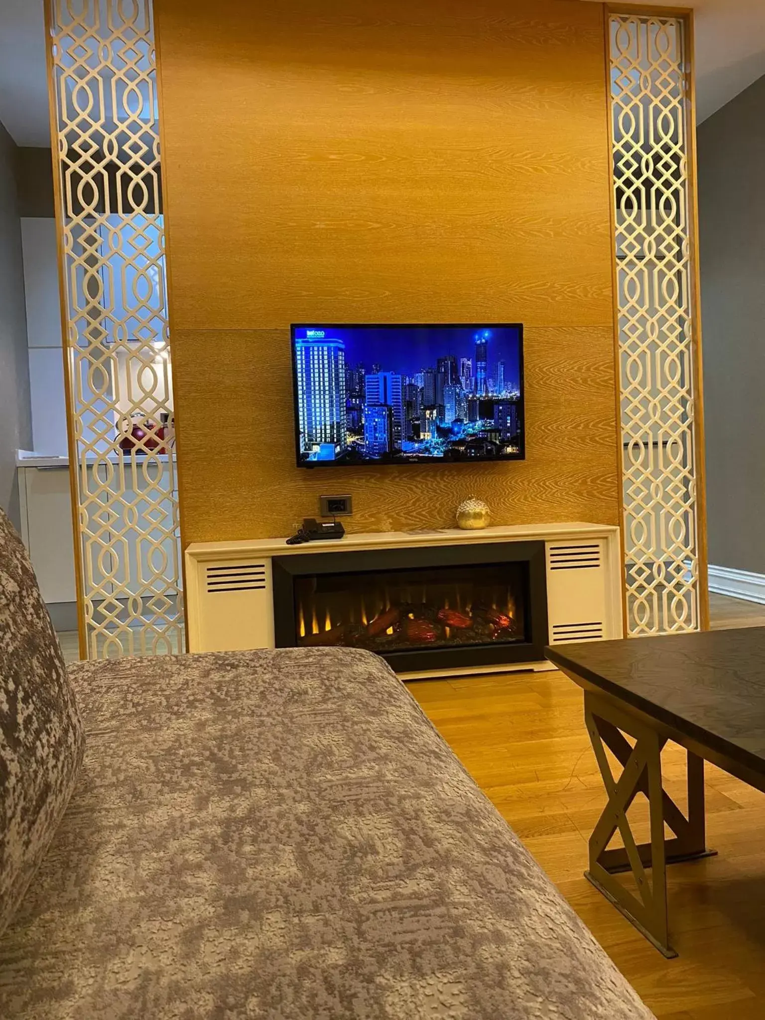 flat iron, TV/Entertainment Center in Bof Hotels Ceo Suites Atasehir