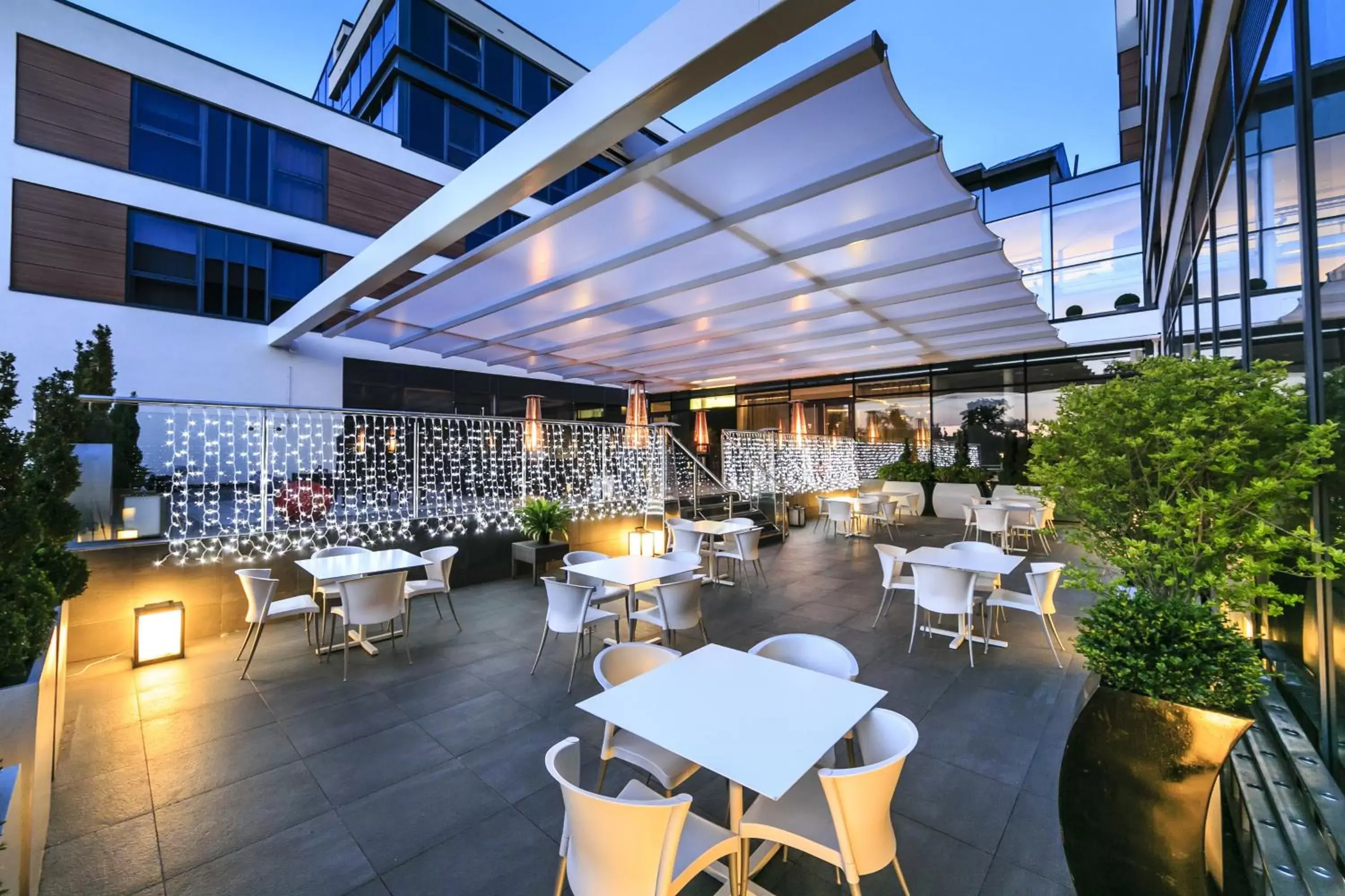 Patio, Restaurant/Places to Eat in Harbour Hotel Guildford