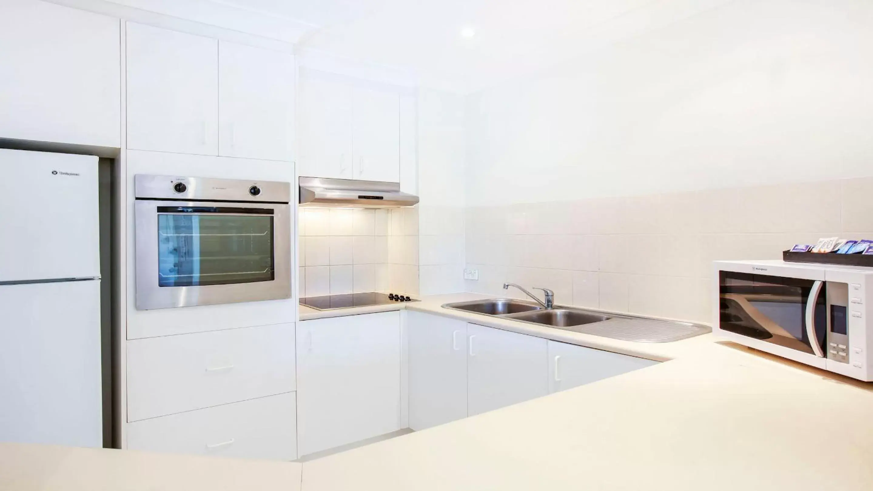 Kitchen/Kitchenette in Mari Court Resort