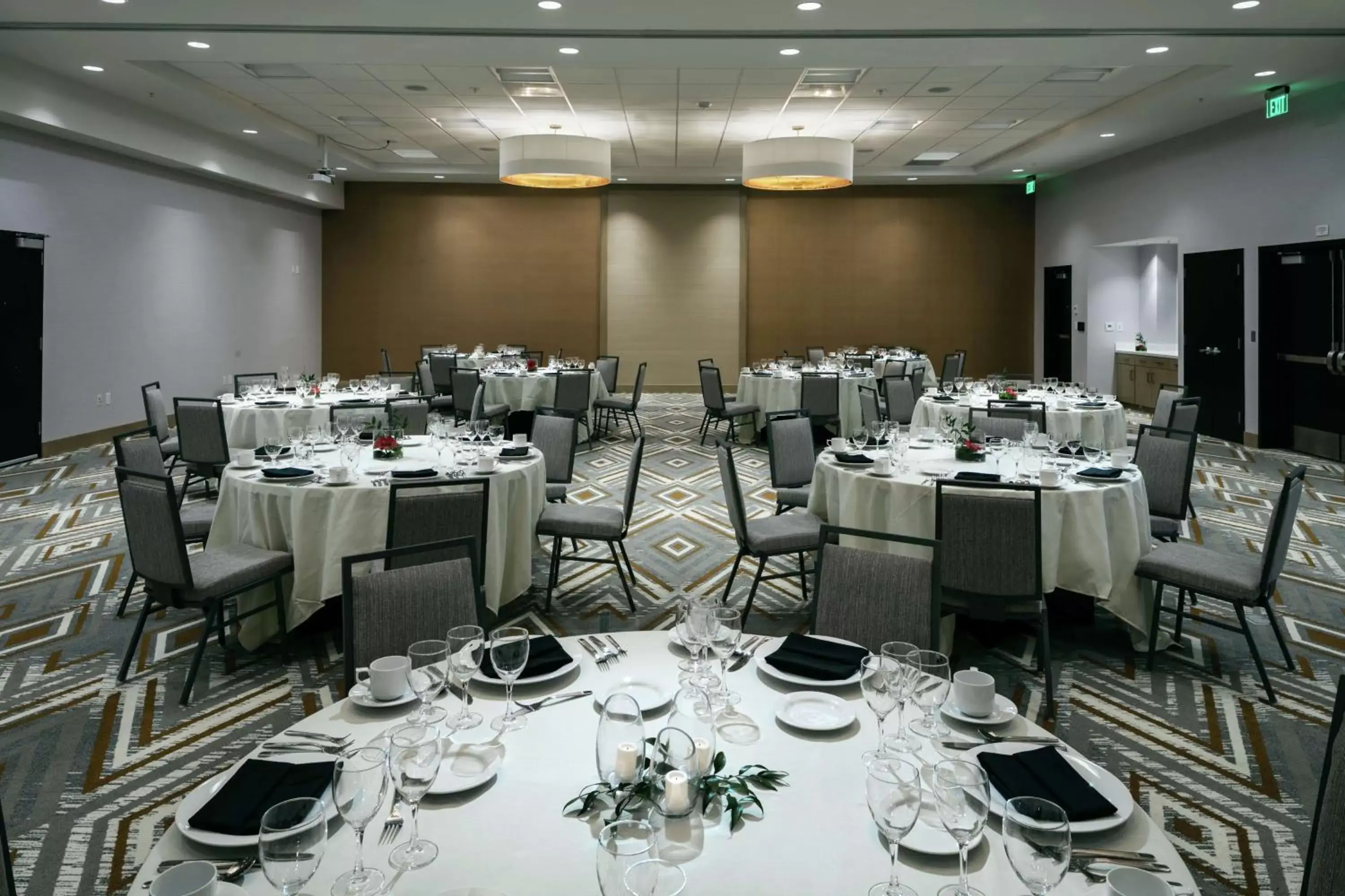 Meeting/conference room, Restaurant/Places to Eat in Hilton Garden Inn Seattle Bellevue Downtown, WA