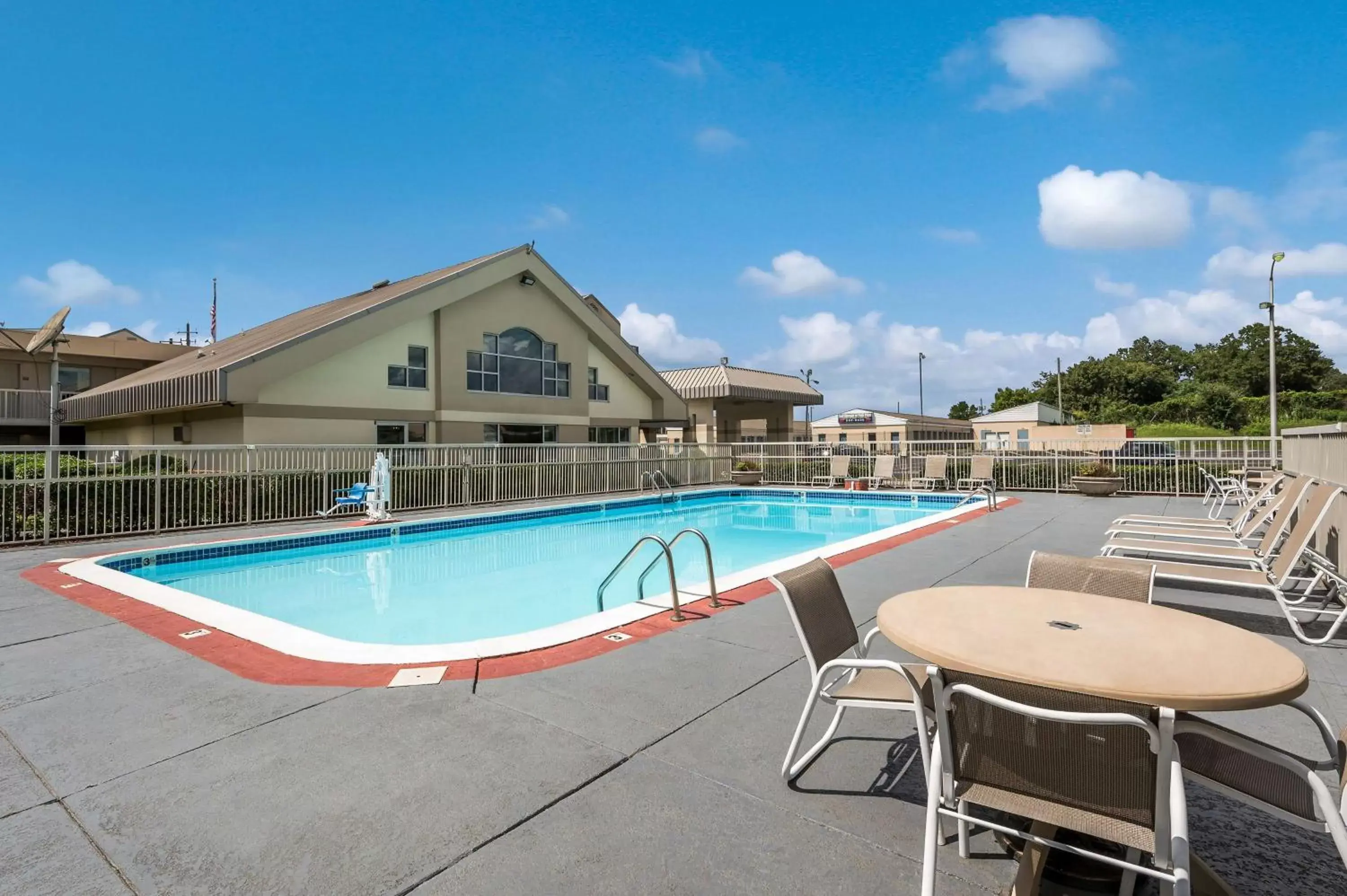 Pool view, Swimming Pool in Best Western University Inn