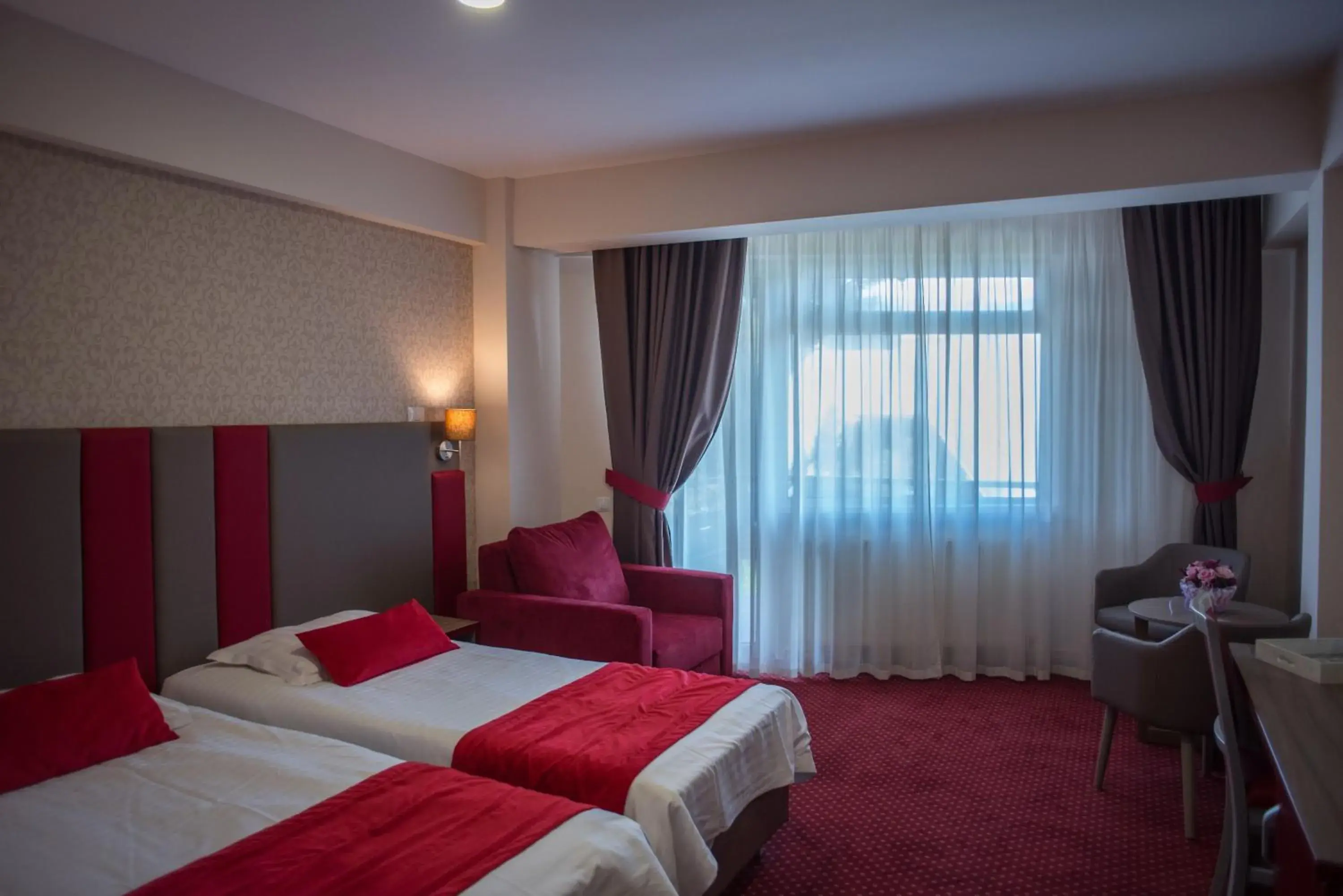 Communal lounge/ TV room, Bed in Hotel Marea Neagra Sinaia