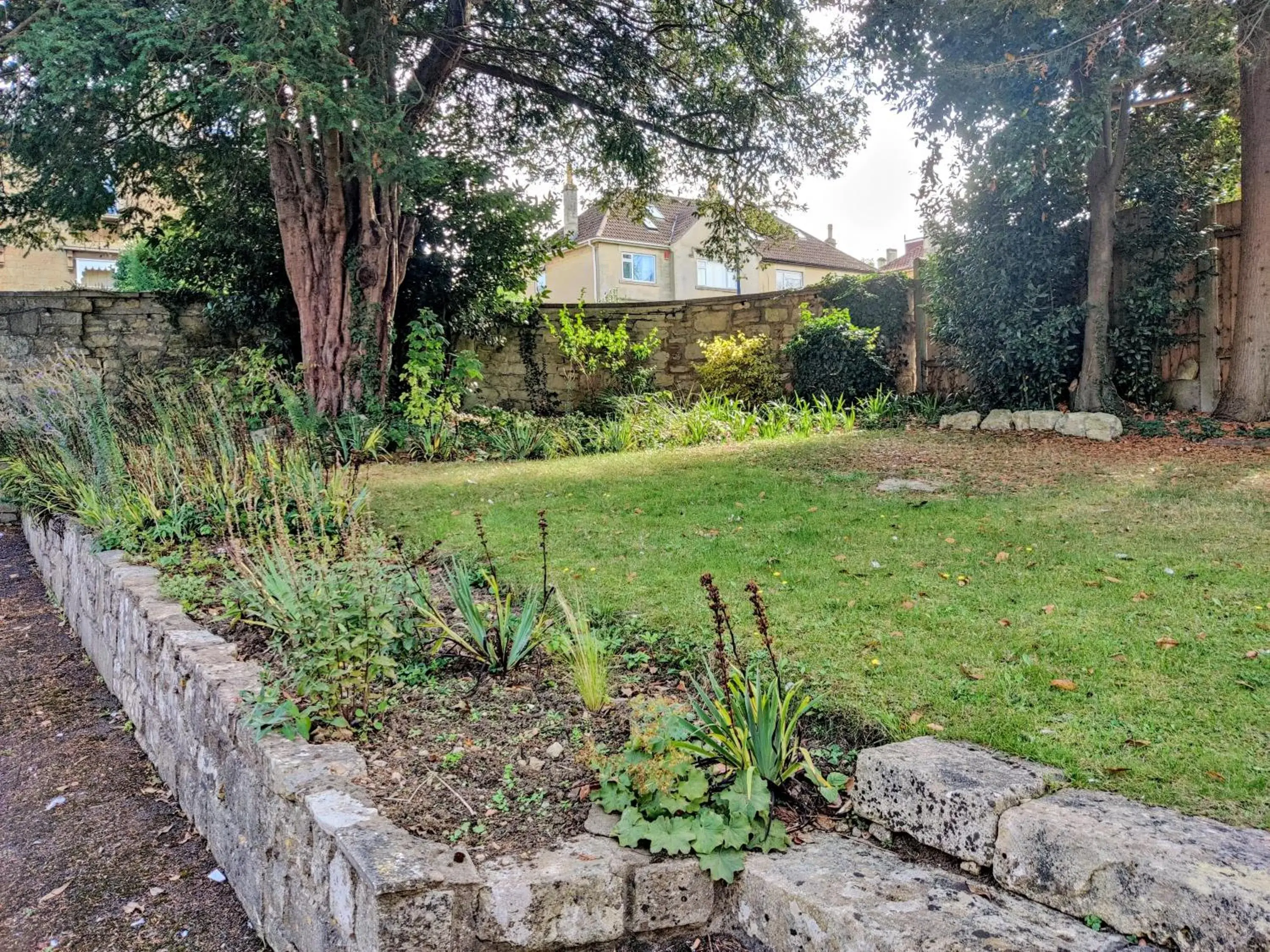 Garden in Wentworth House - Free Parking