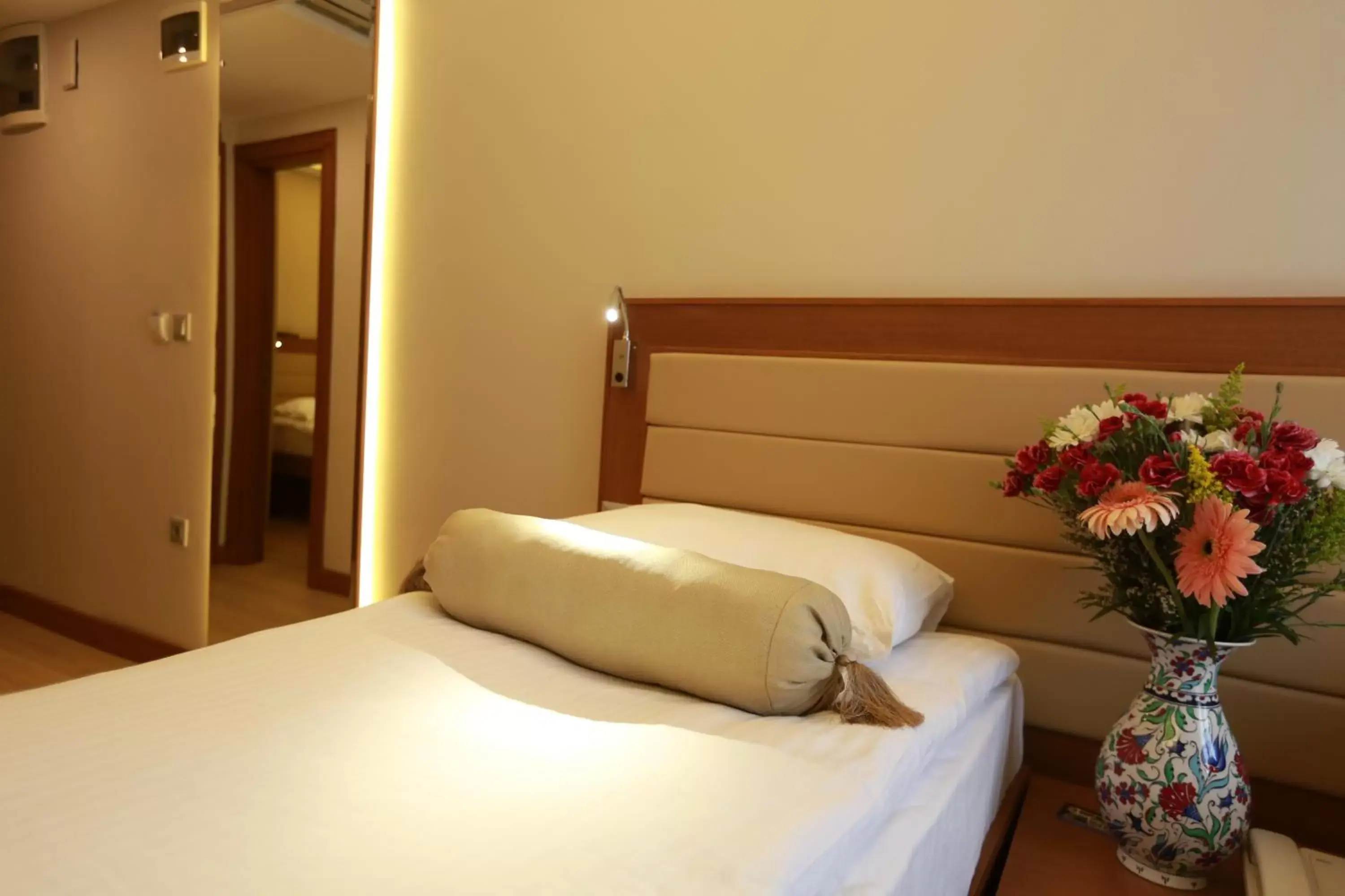 Bed in Sirkeci Park Hotel