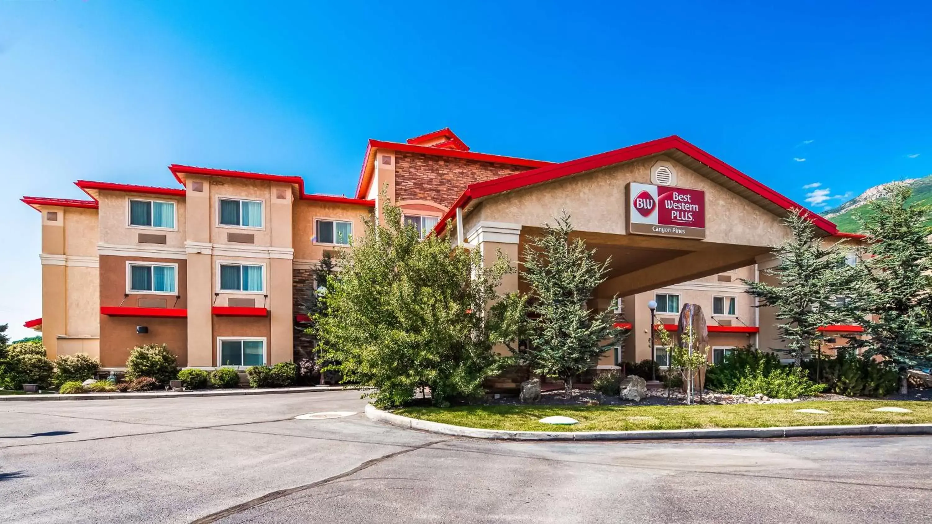 Property Building in Best Western Plus Canyon Pines