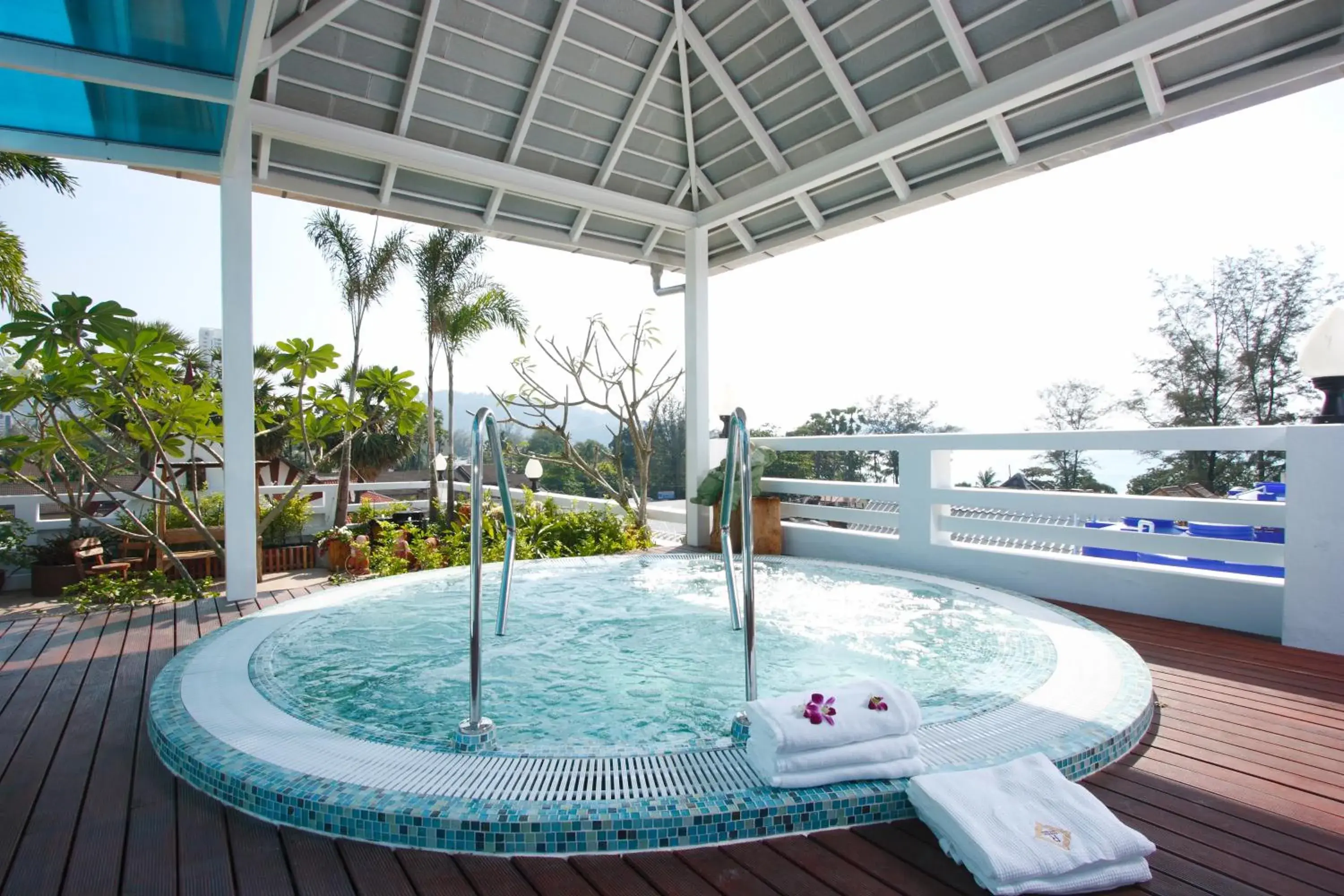 Area and facilities, Swimming Pool in Rayaburi Hotel, Patong