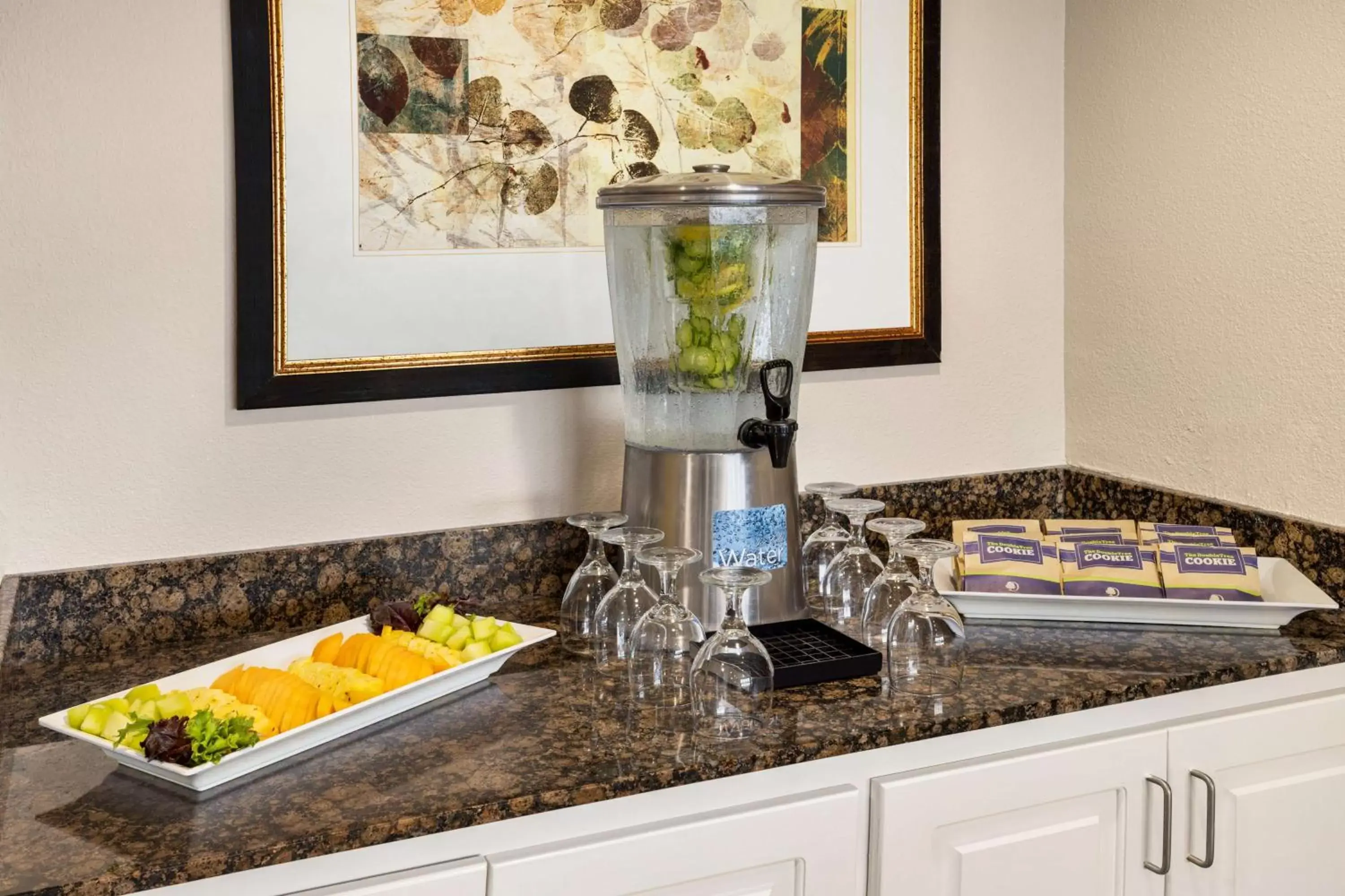 Dining area, Kitchen/Kitchenette in DoubleTree by Hilton New Orleans Airport