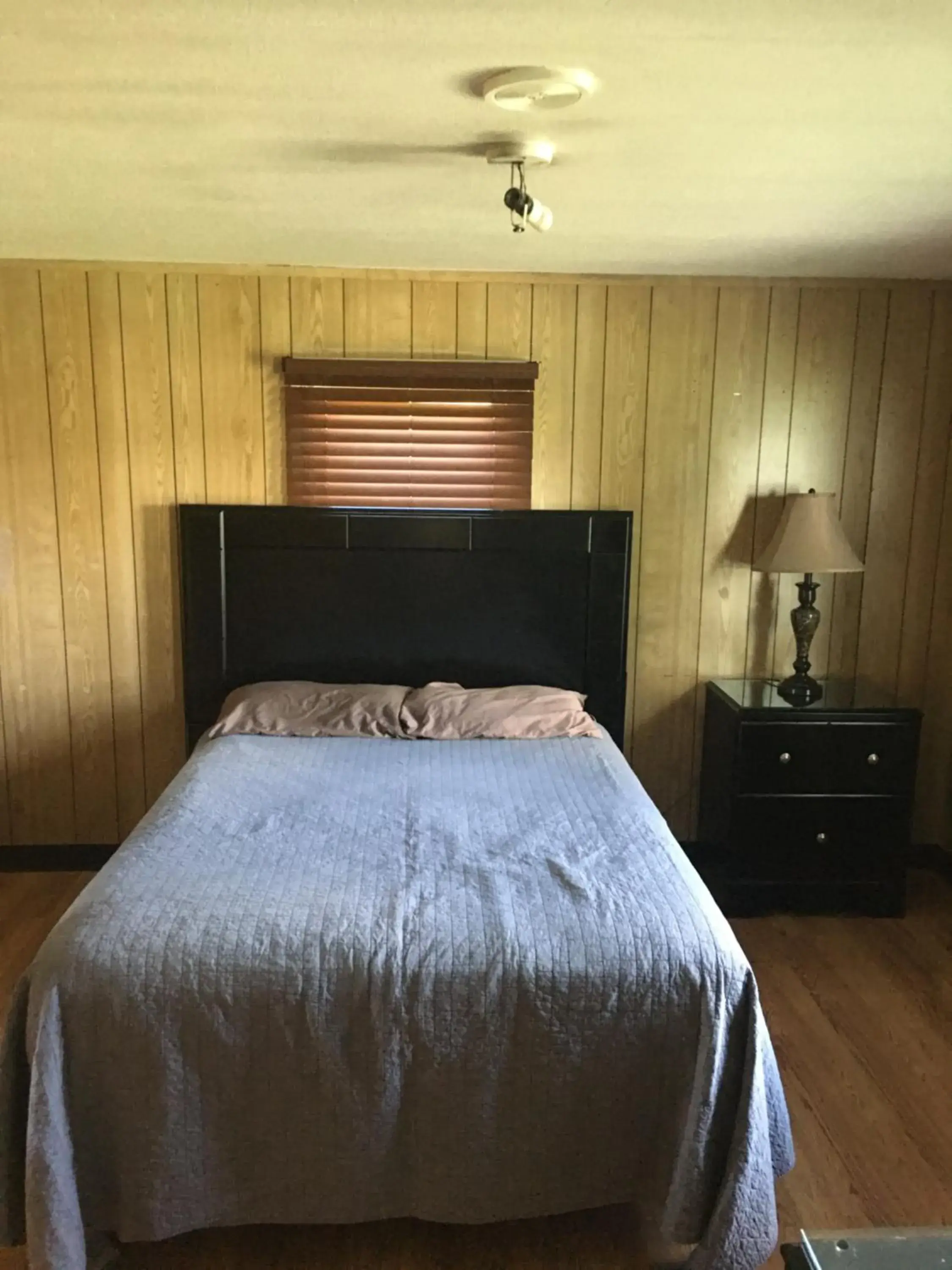 Bedroom, Bed in Cadiz Motel