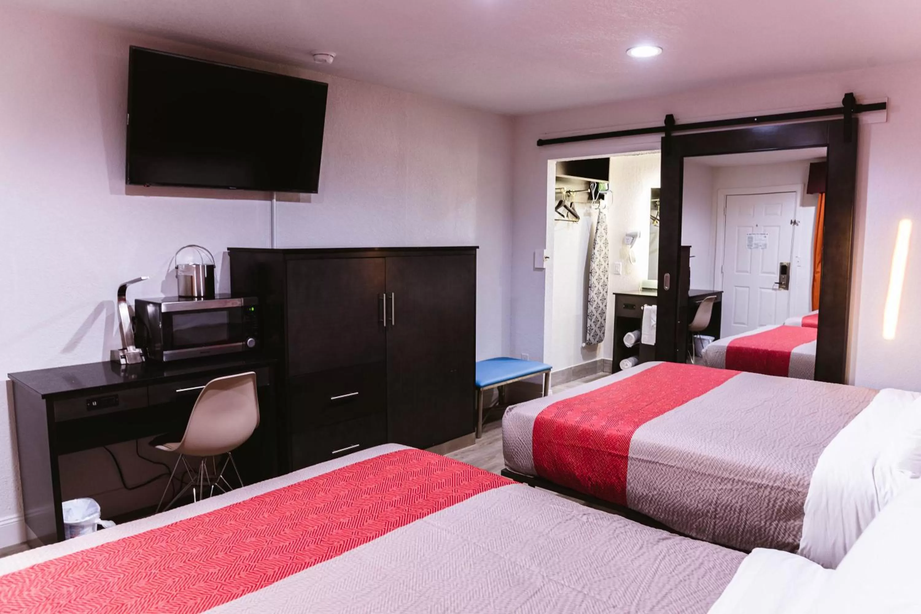 Bed in Motel 6 Bellville, OH