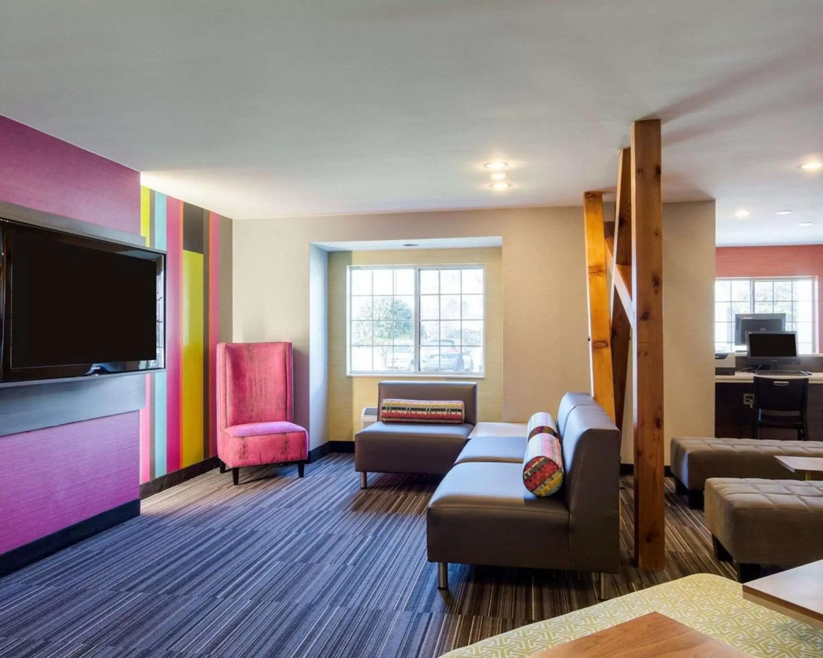 Lobby or reception, TV/Entertainment Center in Quality Inn & Suites Ashland near Kings Dominion