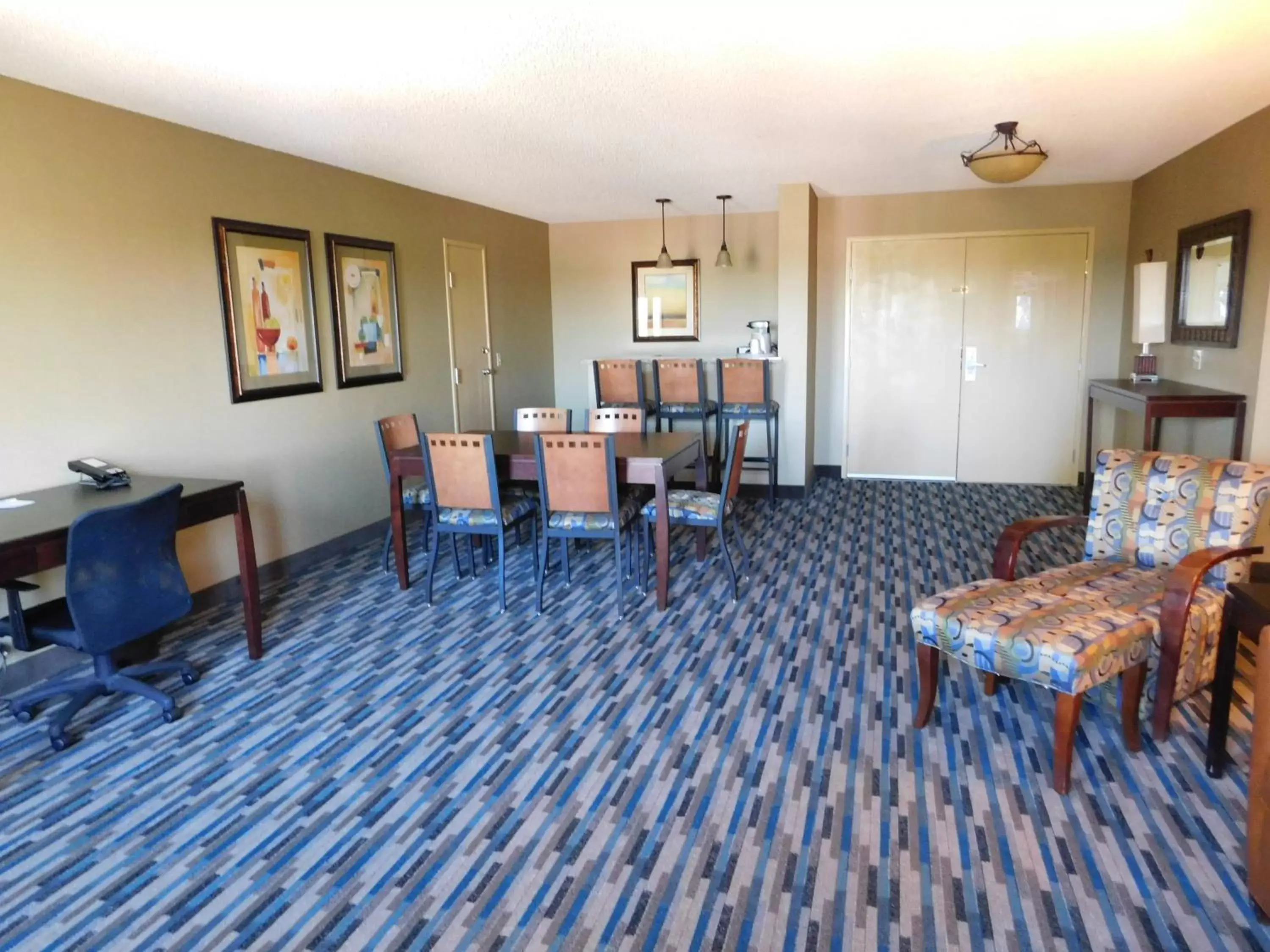Living room, Dining Area in Days Hotel by Wyndham Mesa Near Phoenix