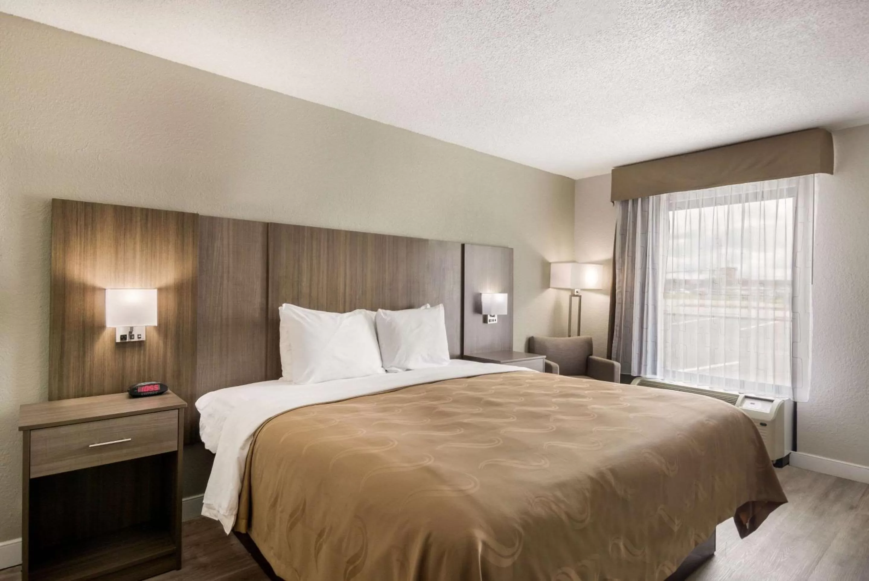 Bedroom, Bed in Quality Inn Emporia