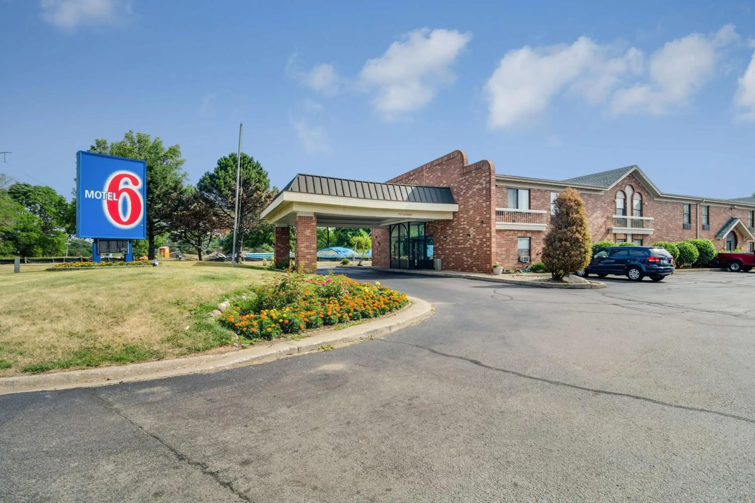 Property building in Motel 6-Waukegan, IL