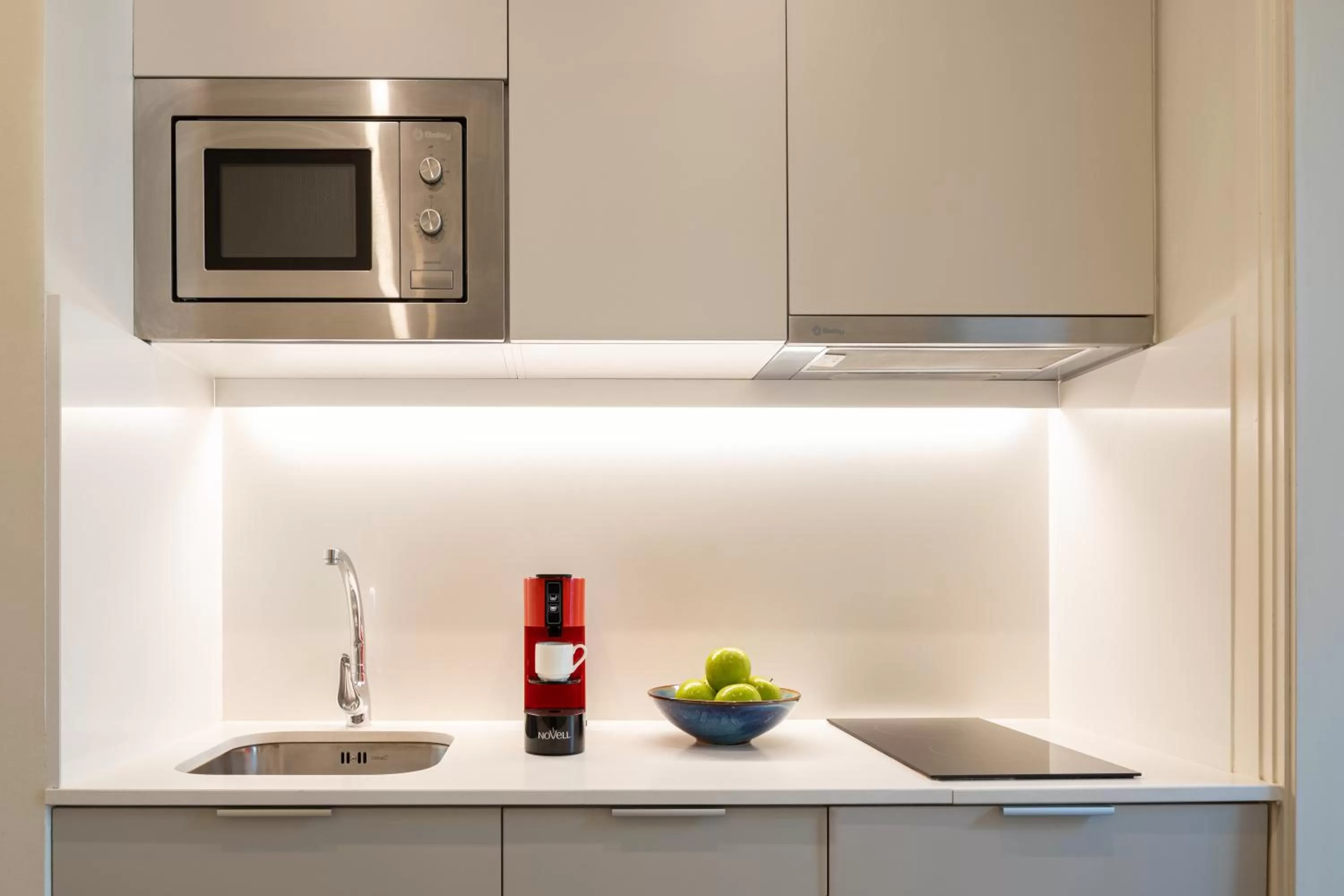 Kitchen or kitchenette in Duquesa Suites Landmark Hotel by Grup Duquessa