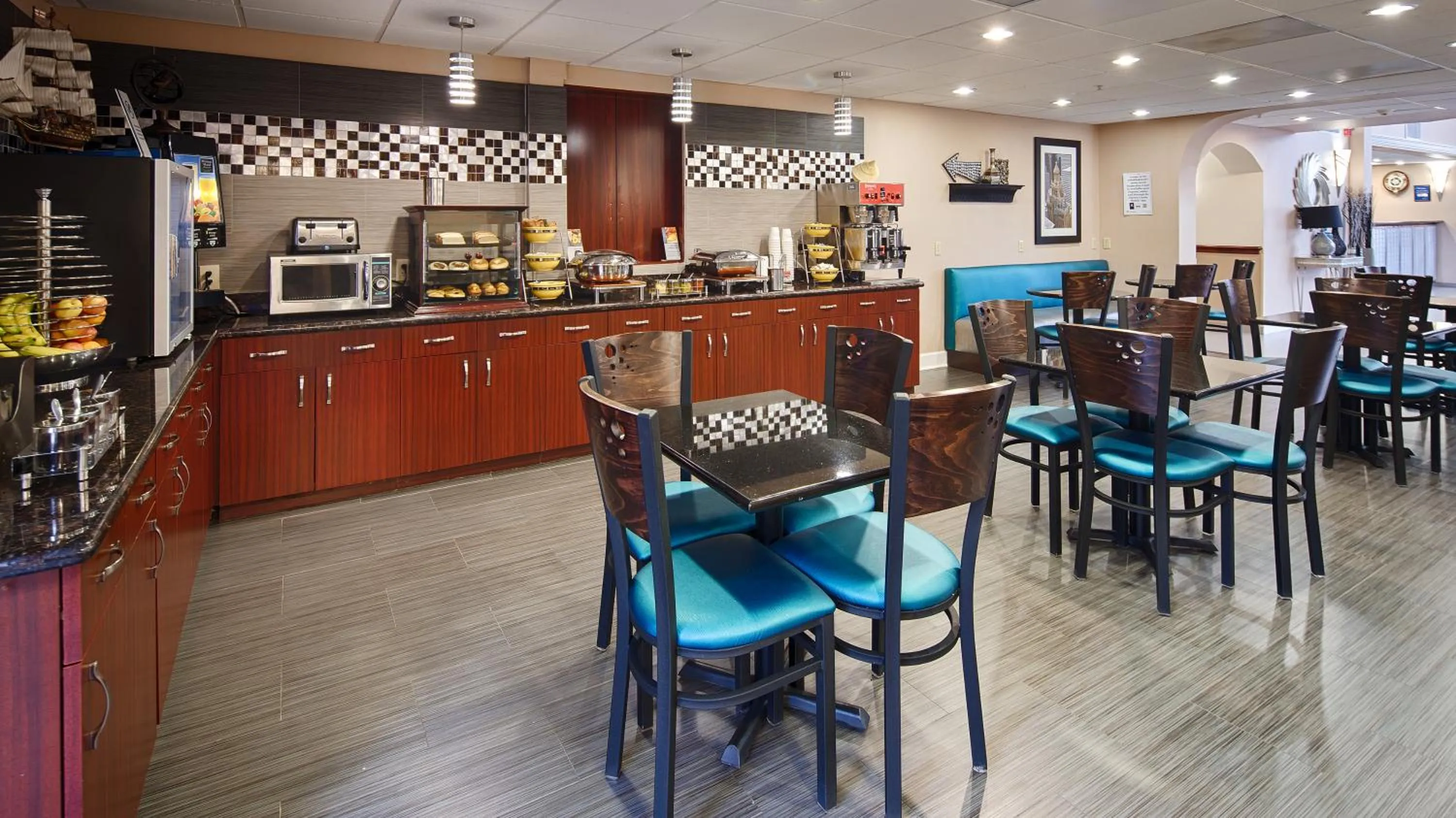 Restaurant/places to eat in Days Inn & Suites by Wyndham Sam Houston Tollway