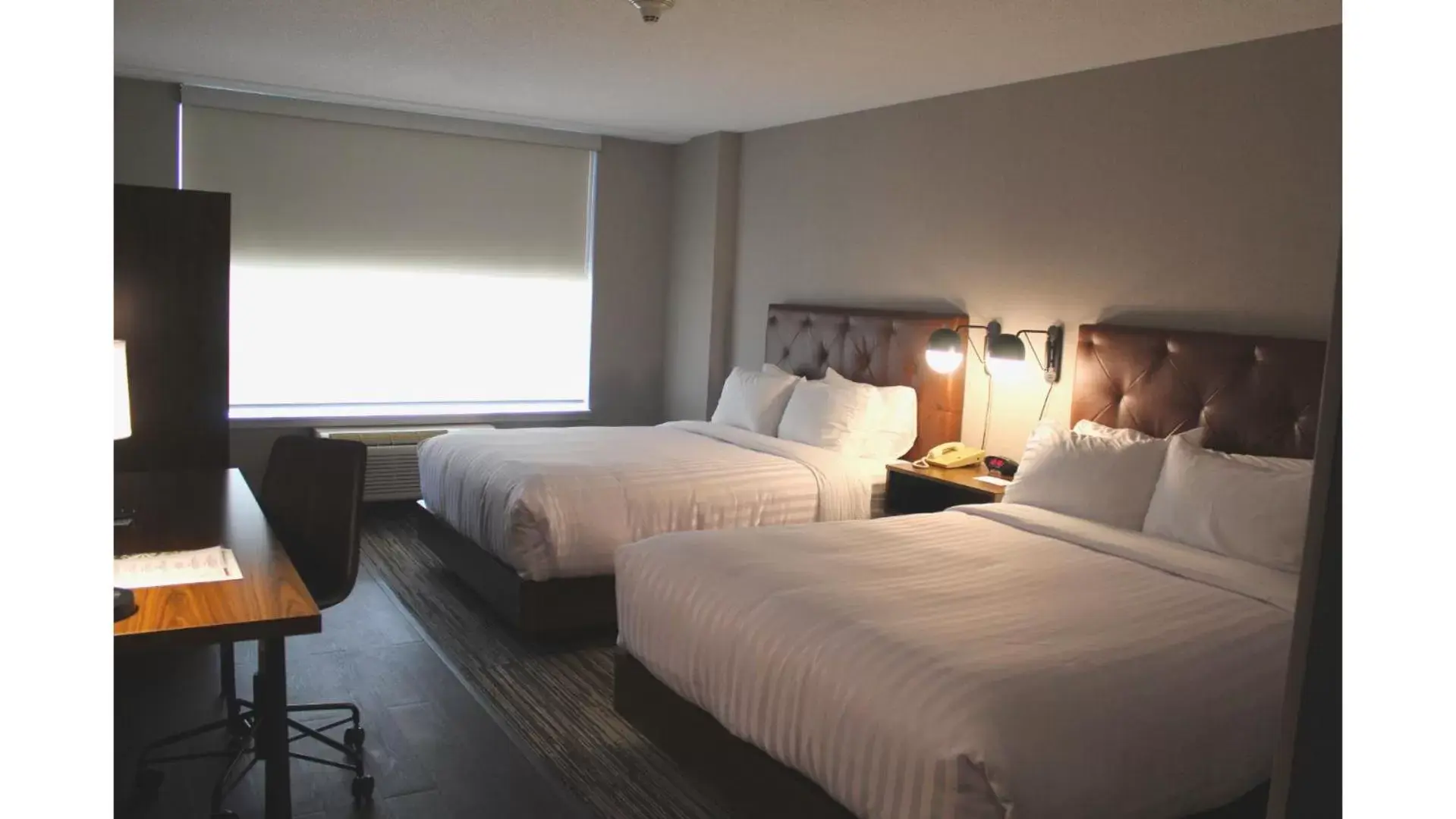 Bed in Sunbridge Hotel & Conference Centre Sarnia