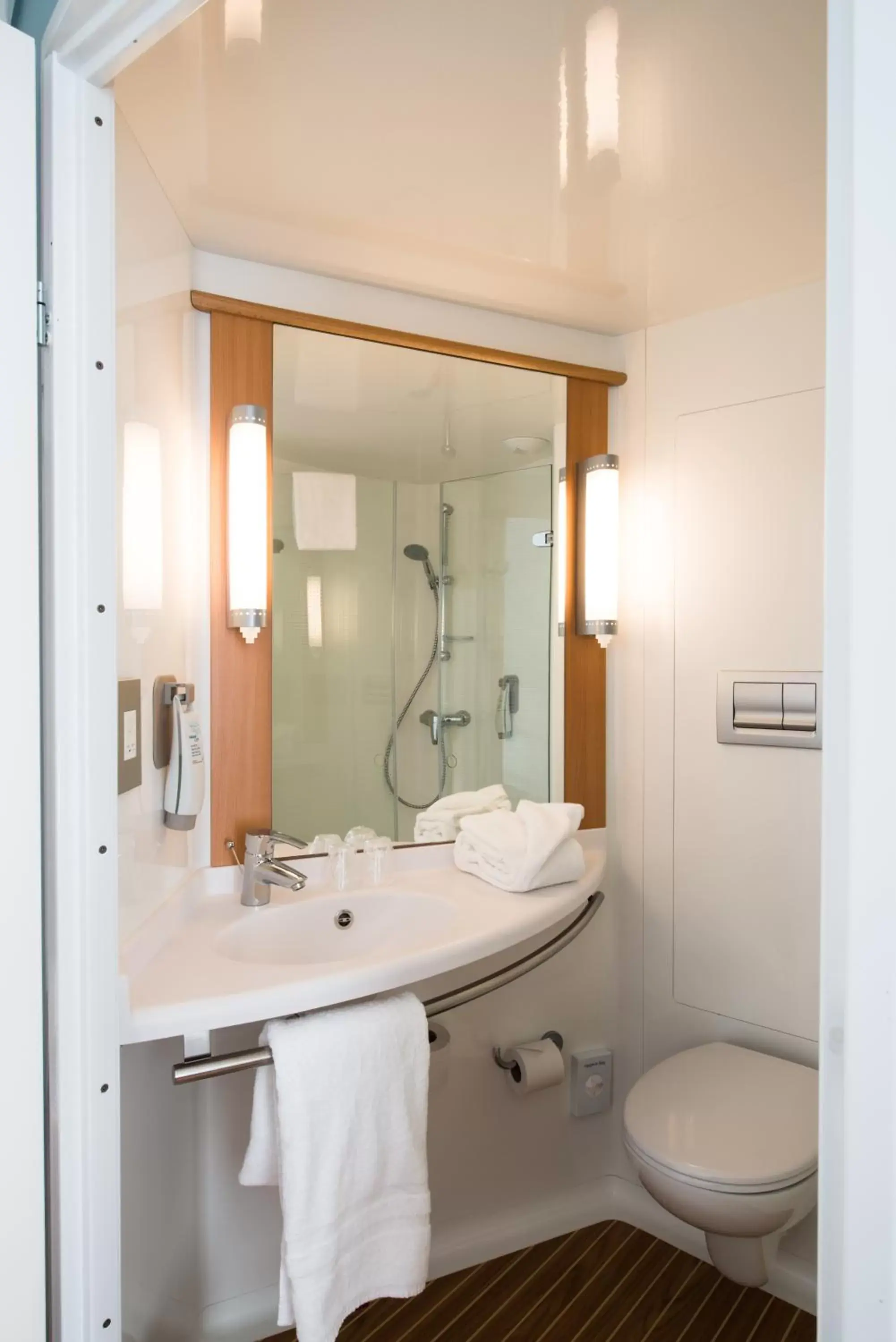 Shower, Bathroom in ibis Edinburgh Centre South Bridge – Royal Mile