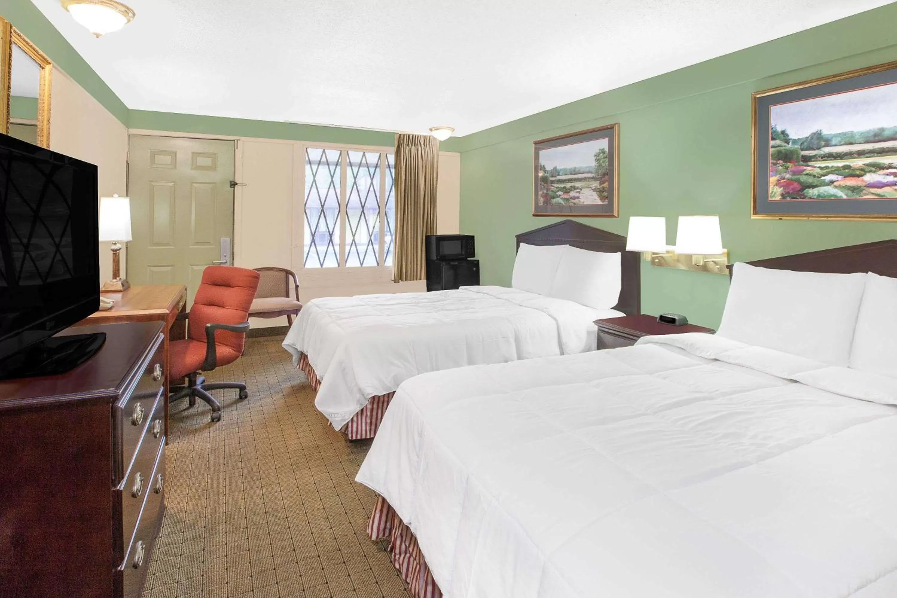 Photo of the whole room, Bed in Knights Inn - Battle Creek