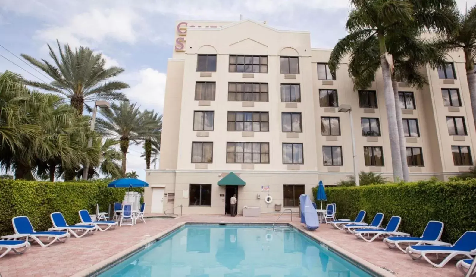 Swimming pool, Property Building in Comfort Suites Miami