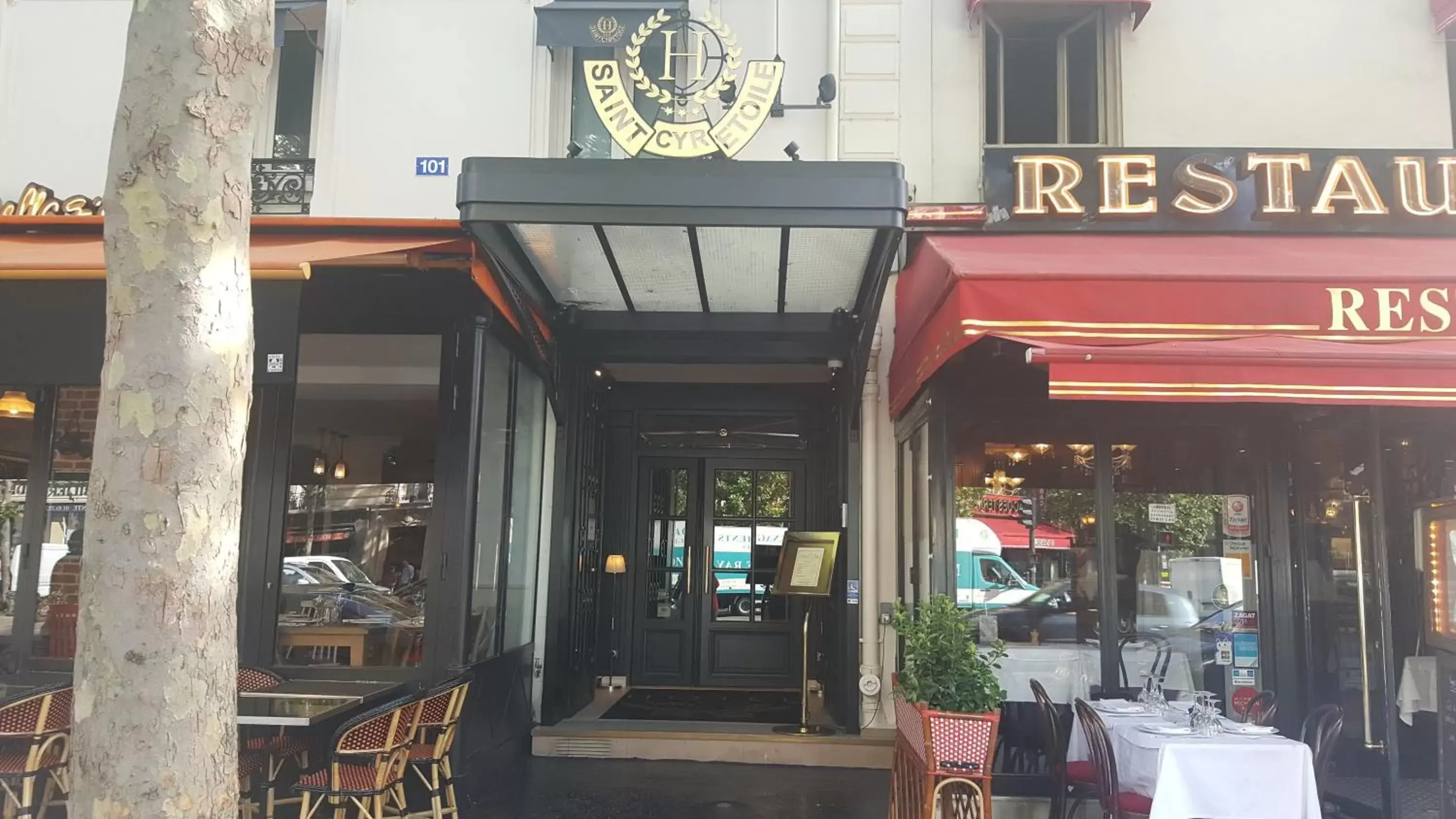 Facade/Entrance in Hotel Saint Cyr Etoile