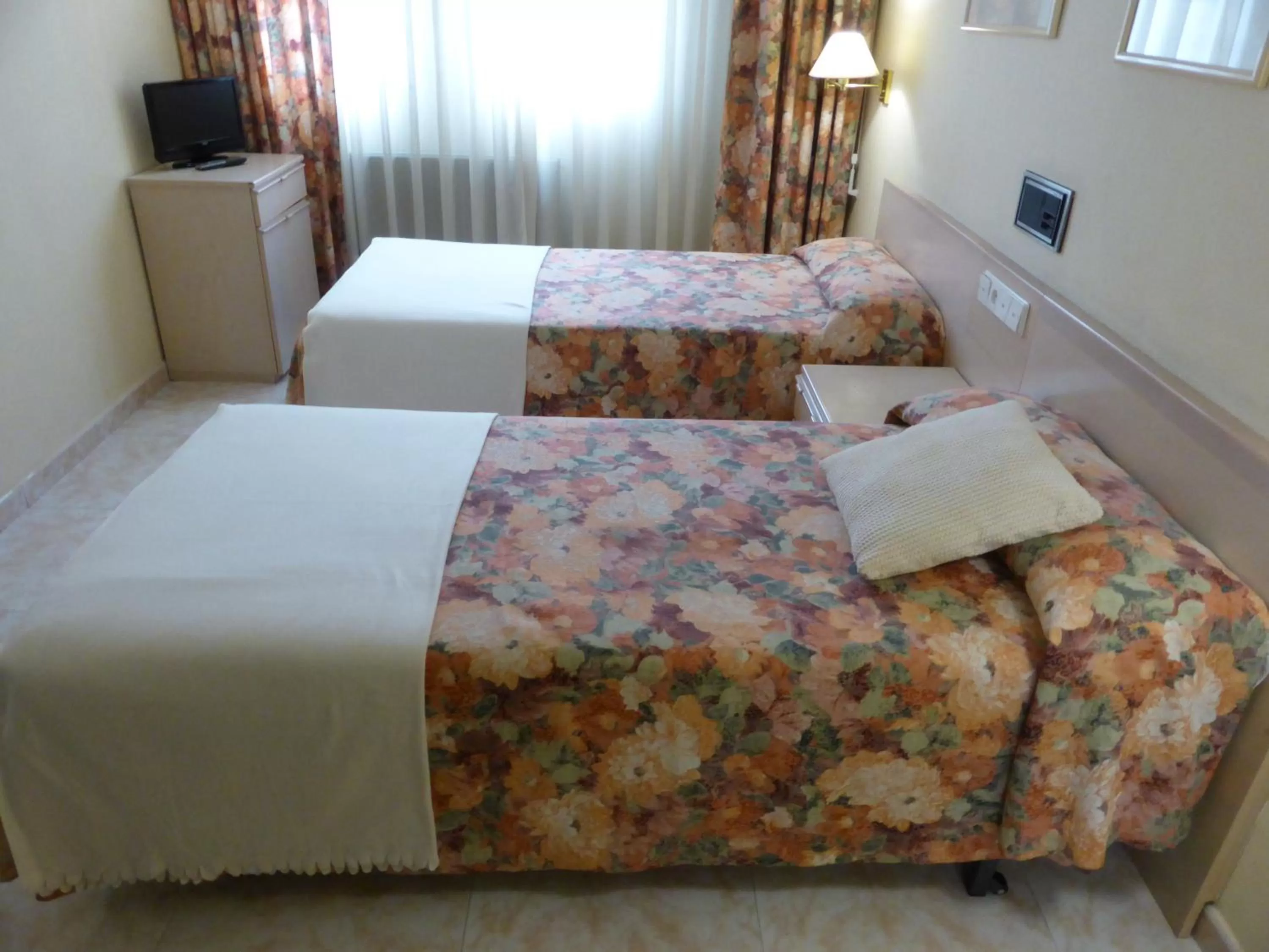 Bedroom, Bed in Hotel La Brañina
