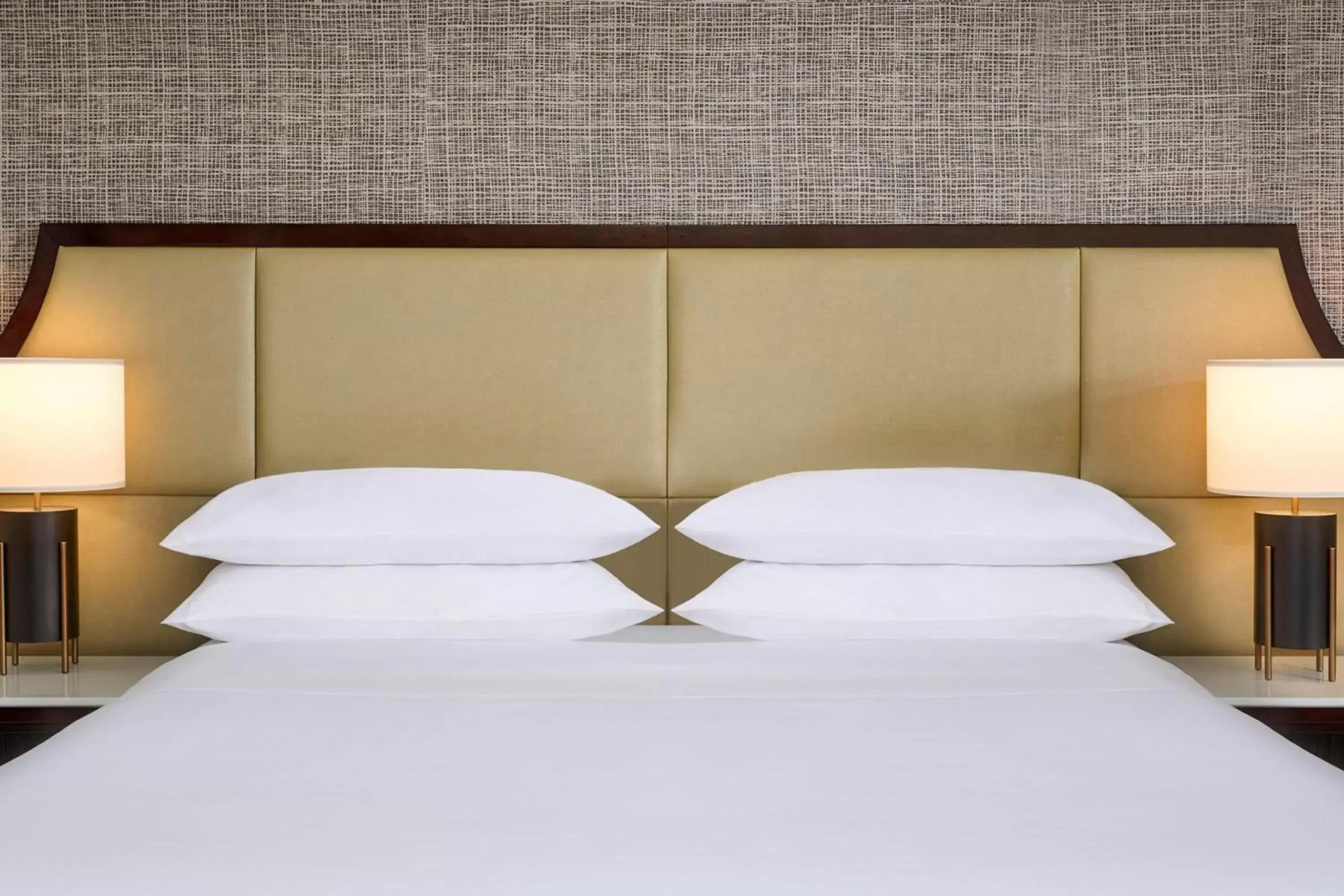 Photo of the whole room, Bed in Sheraton Hamilton Hotel