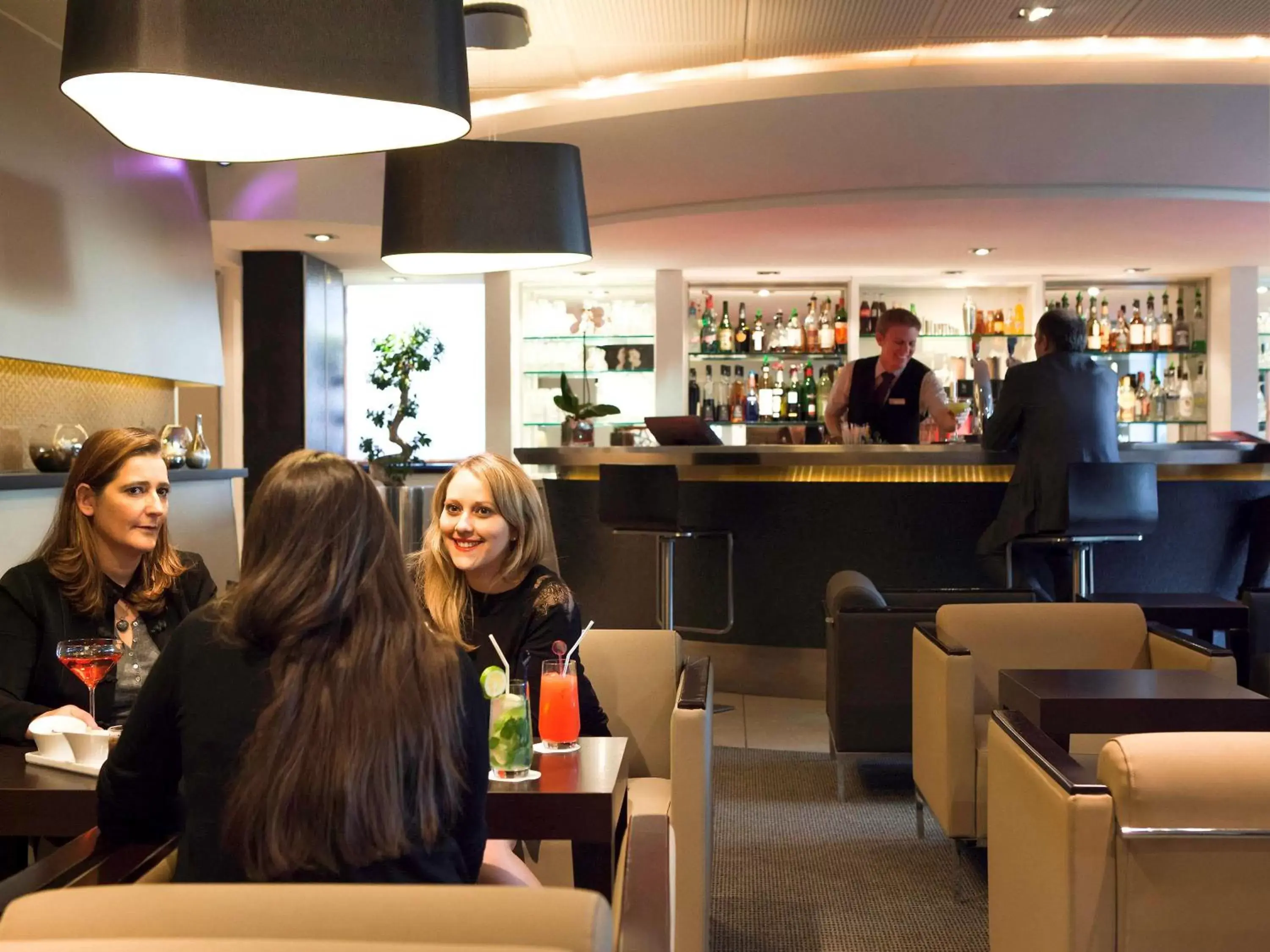 Lounge or bar, Restaurant/Places to Eat in Novotel Paris La Defense Esplanade