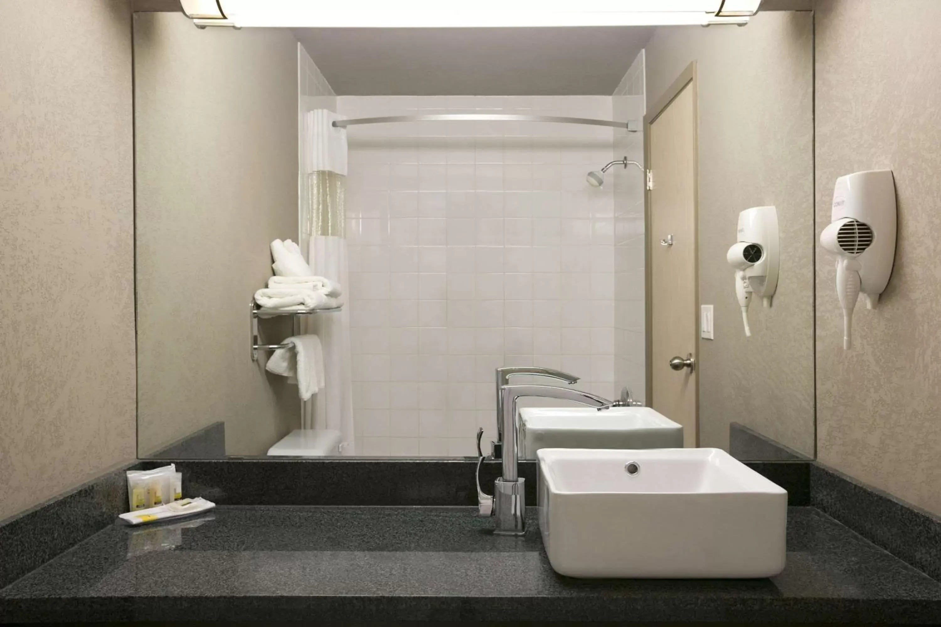 Photo of the whole room, Bathroom in Days Inn by Wyndham Regina