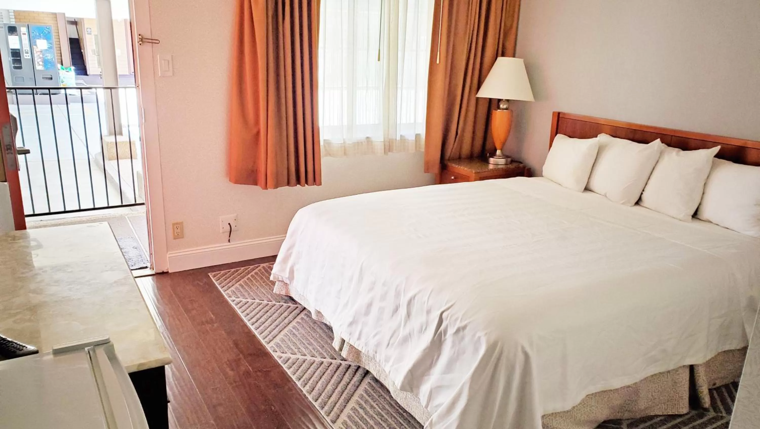 Bedroom, Bed in Pacific Heights Inn