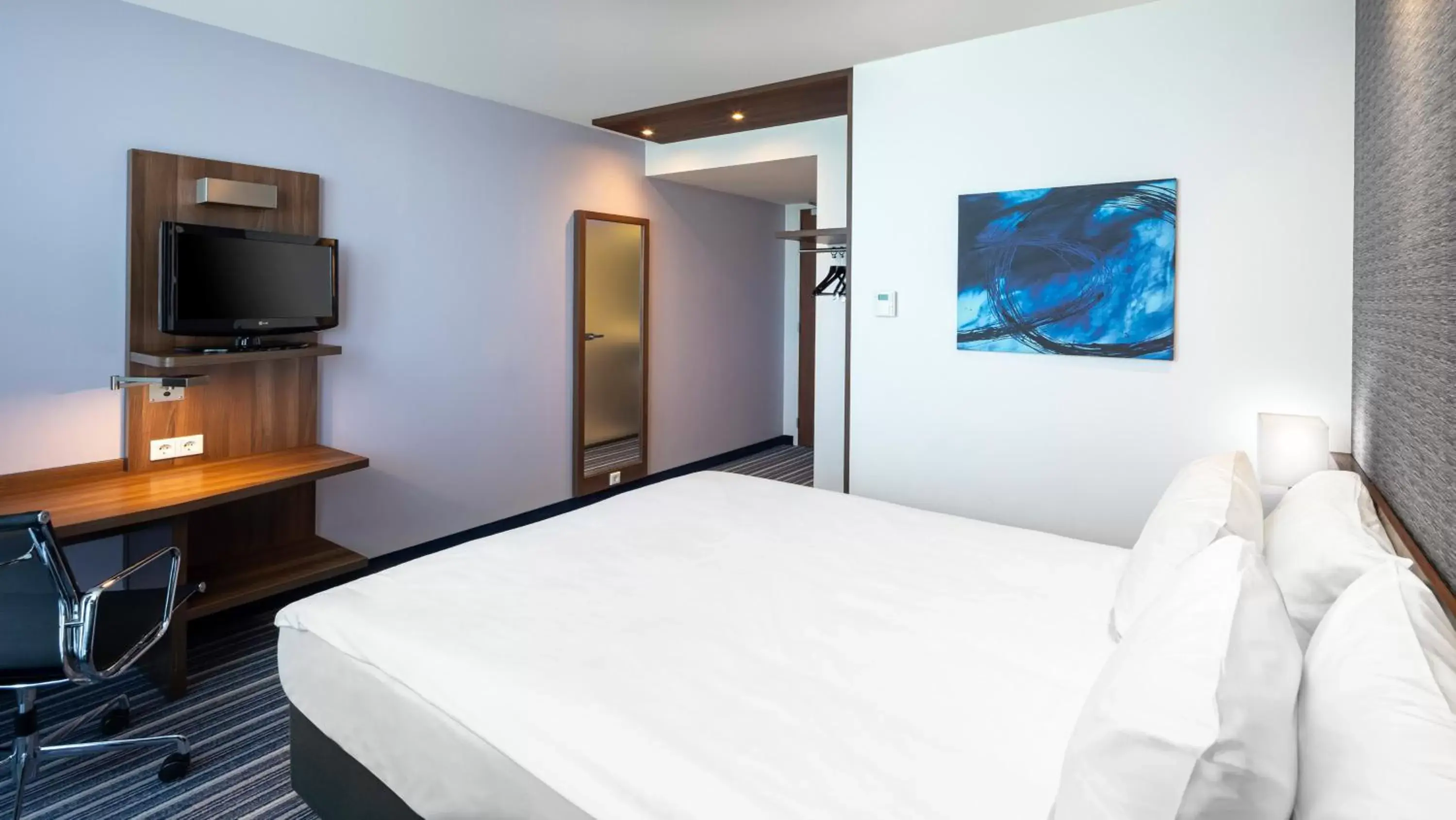 Photo of the whole room, Bed in Holiday Inn Express Rotterdam - Central Station, an IHG Hotel