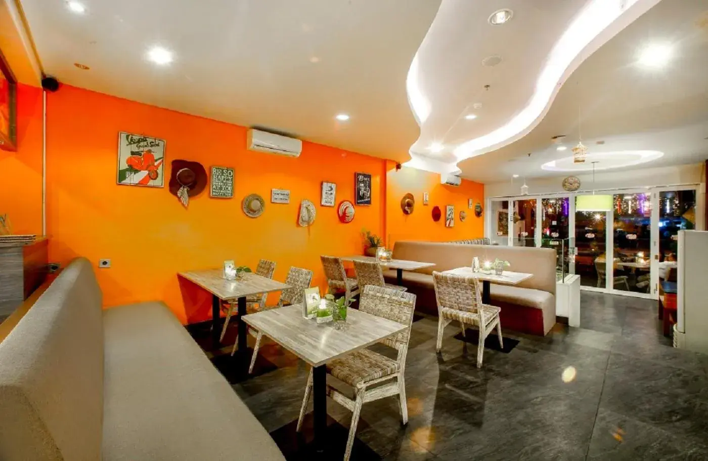 Restaurant/Places to Eat in Euphoria Hotel