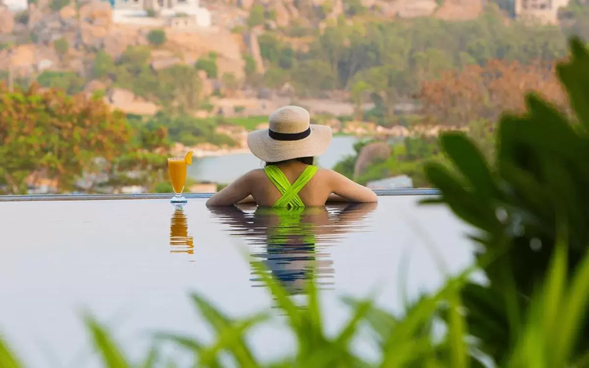 Swimming pool in ITC Kohenur, a Luxury Collection Hotel, Hyderabad