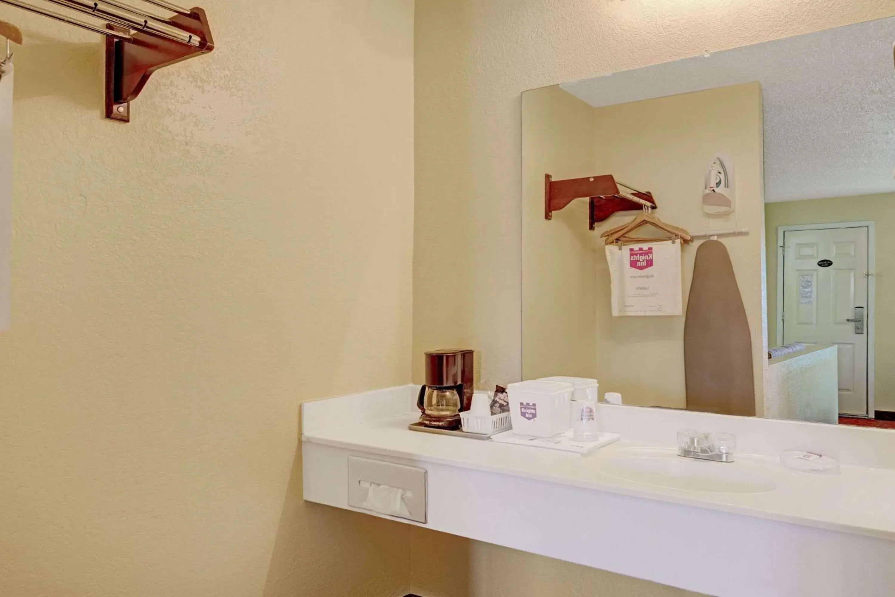 Standard Queen Room with Two Queen Beds - Non-Smoking in White Rock Inn Standard Queen Room with Two Queen Beds - Non-Smoking in White Rock Inn