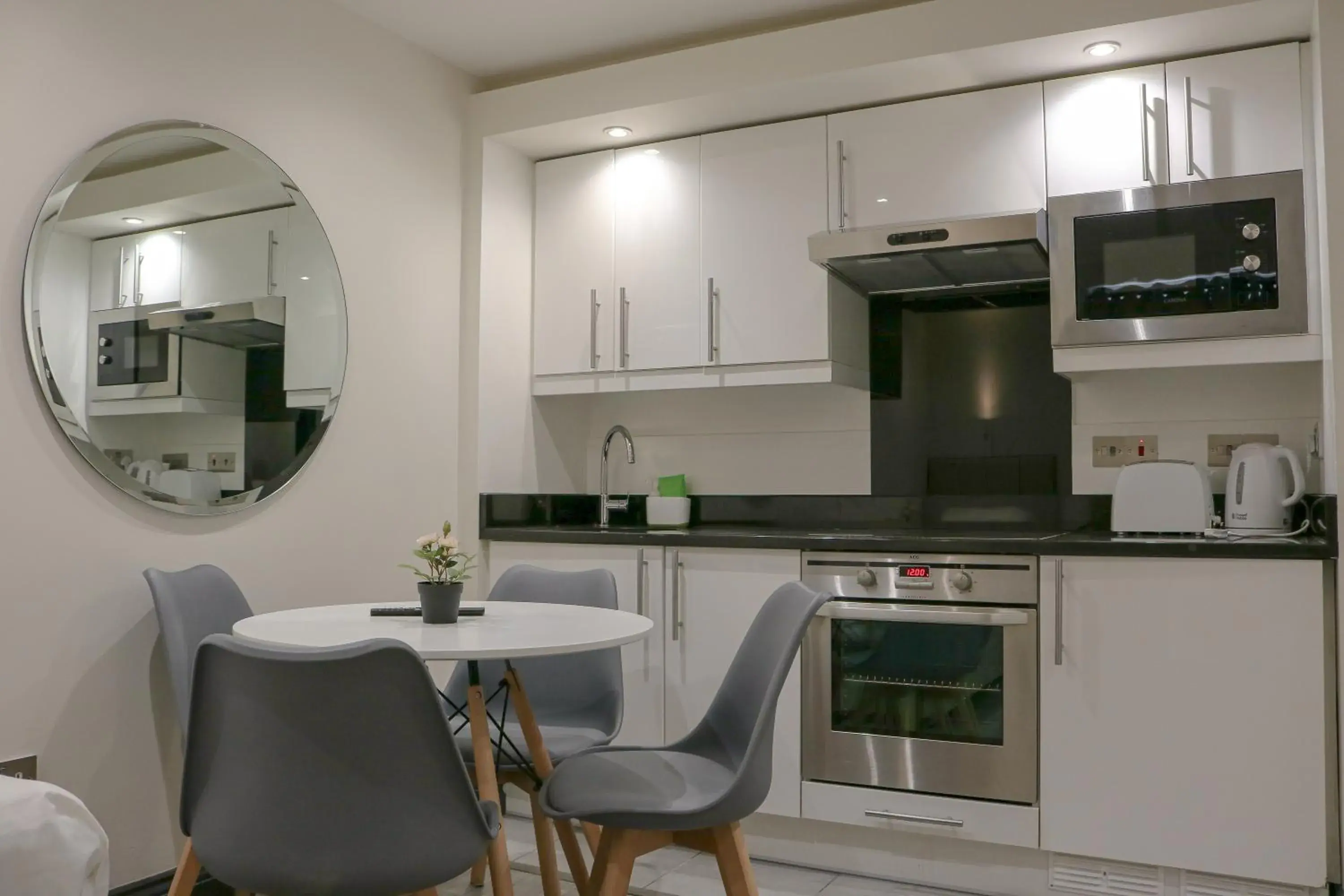 Kitchen or kitchenette, Kitchen/Kitchenette in Hyde Park Superior Apartments