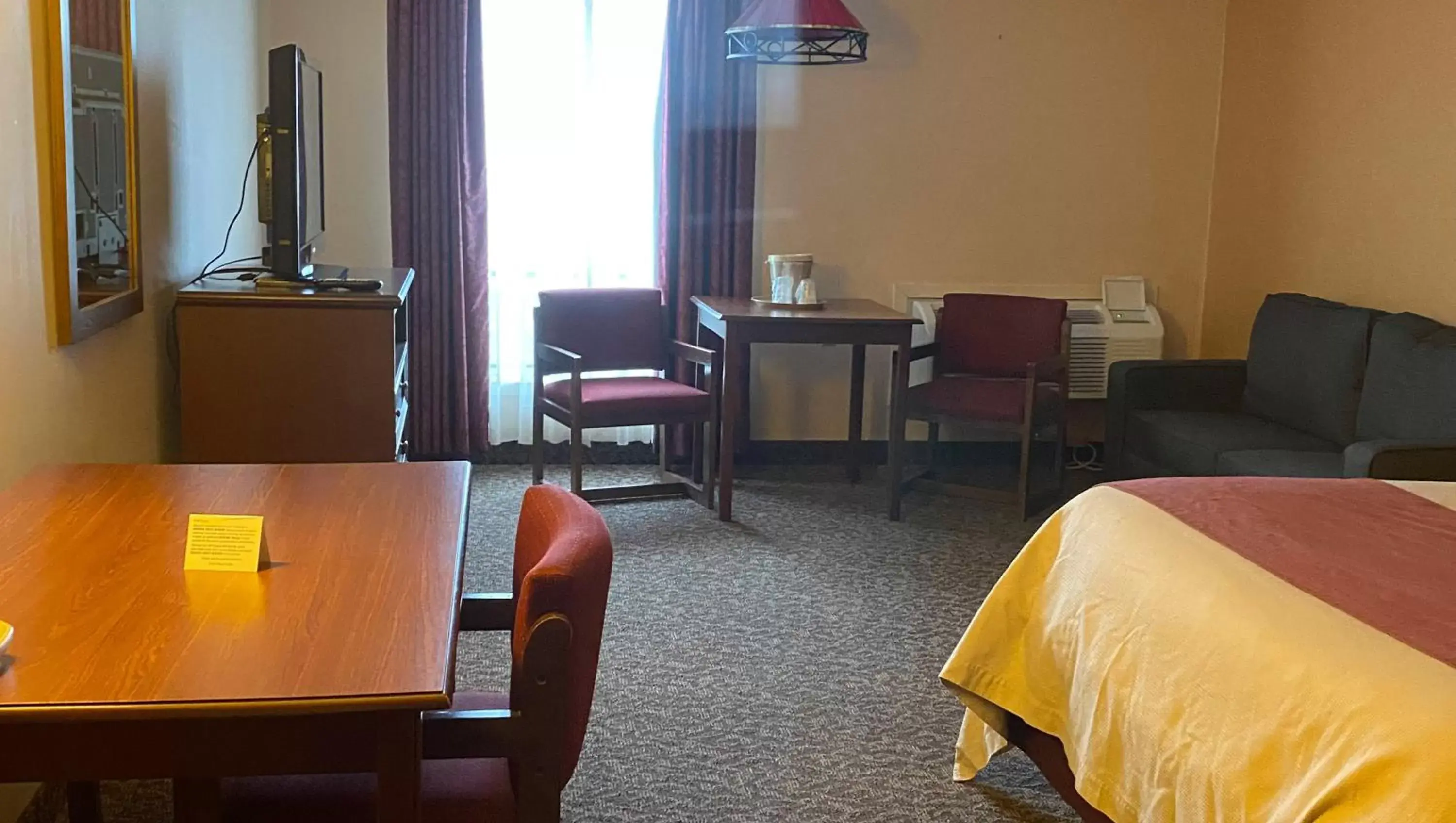 Bedroom, Seating Area in Ivey's Motor Lodge