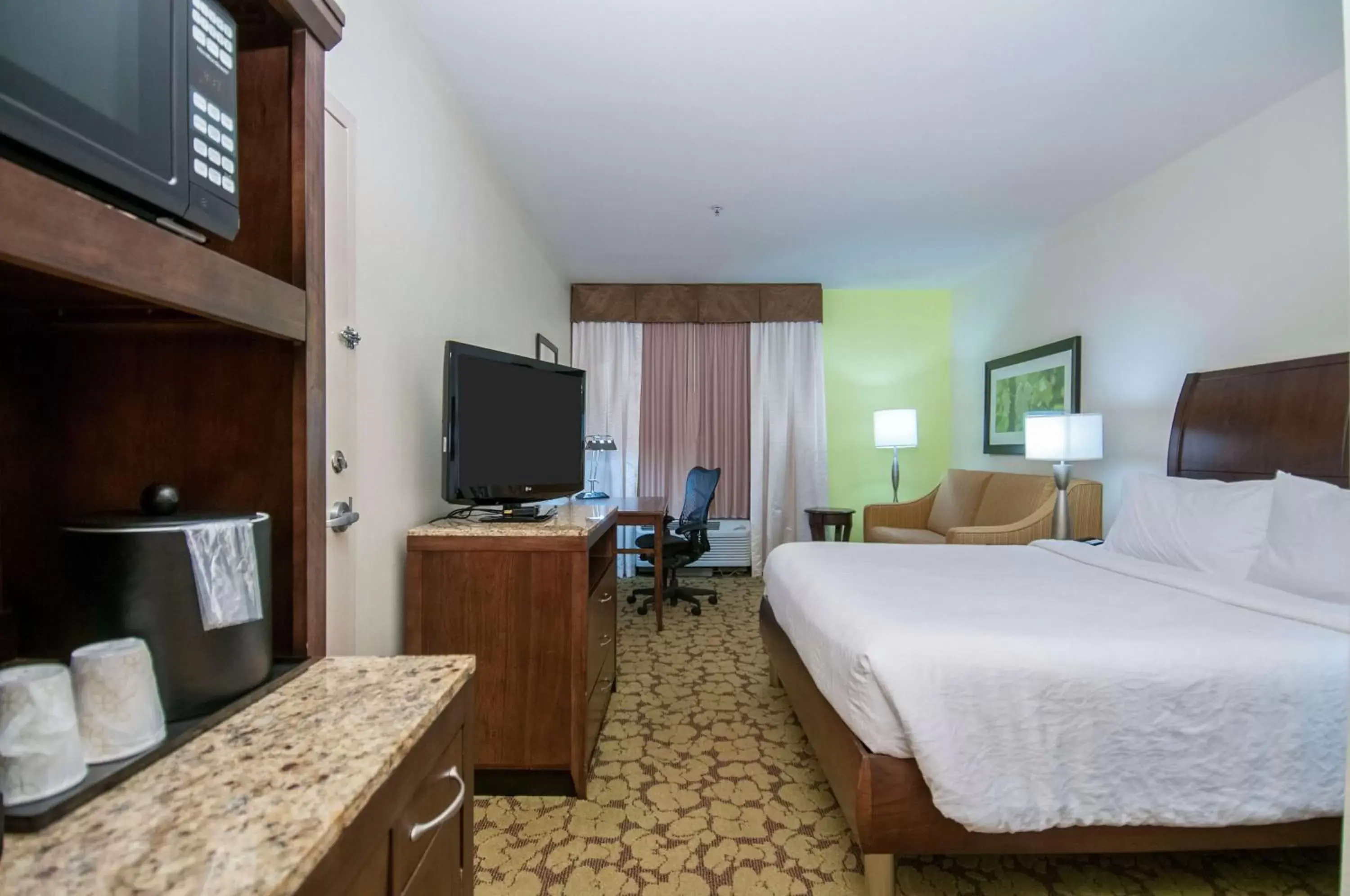 Bedroom, TV/Entertainment Center in Hilton Garden Inn New Orleans Airport