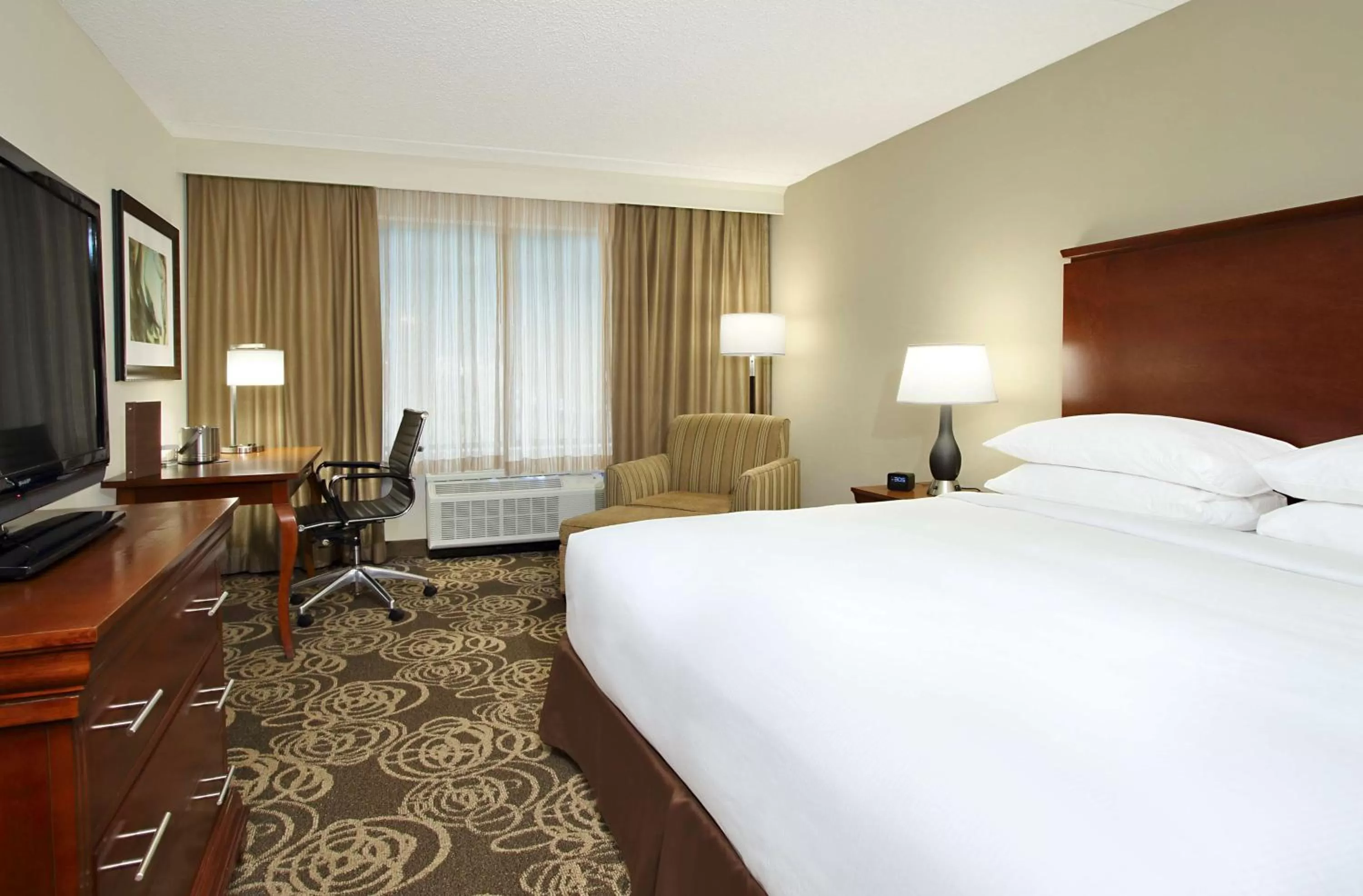 King Room - Hearing Accessible with Bath Tub/Non-Smoking in DoubleTree by Hilton Mahwah