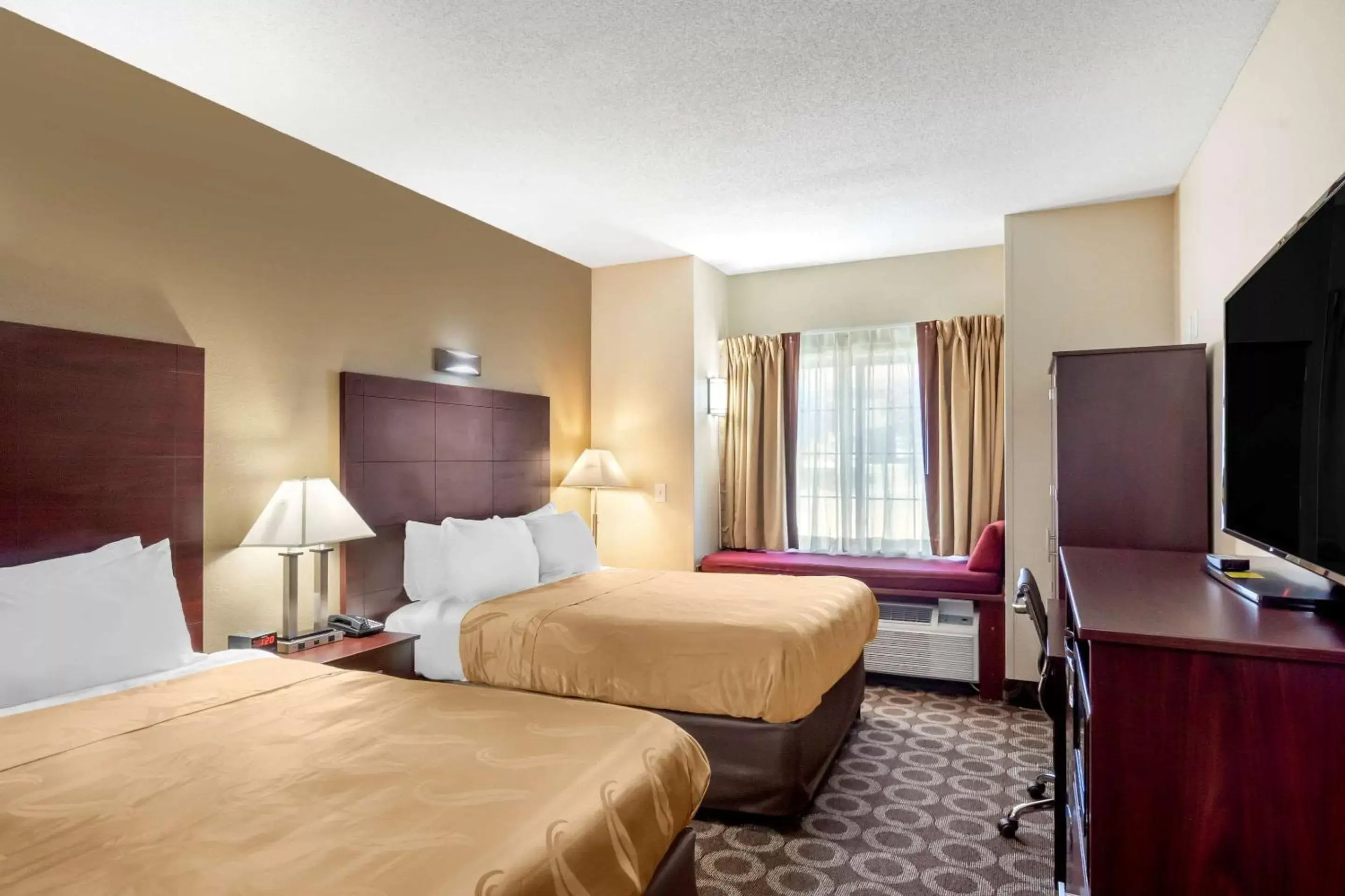 Photo of the whole room, TV/Entertainment Center in Quality Inn Overland Park Kansas City