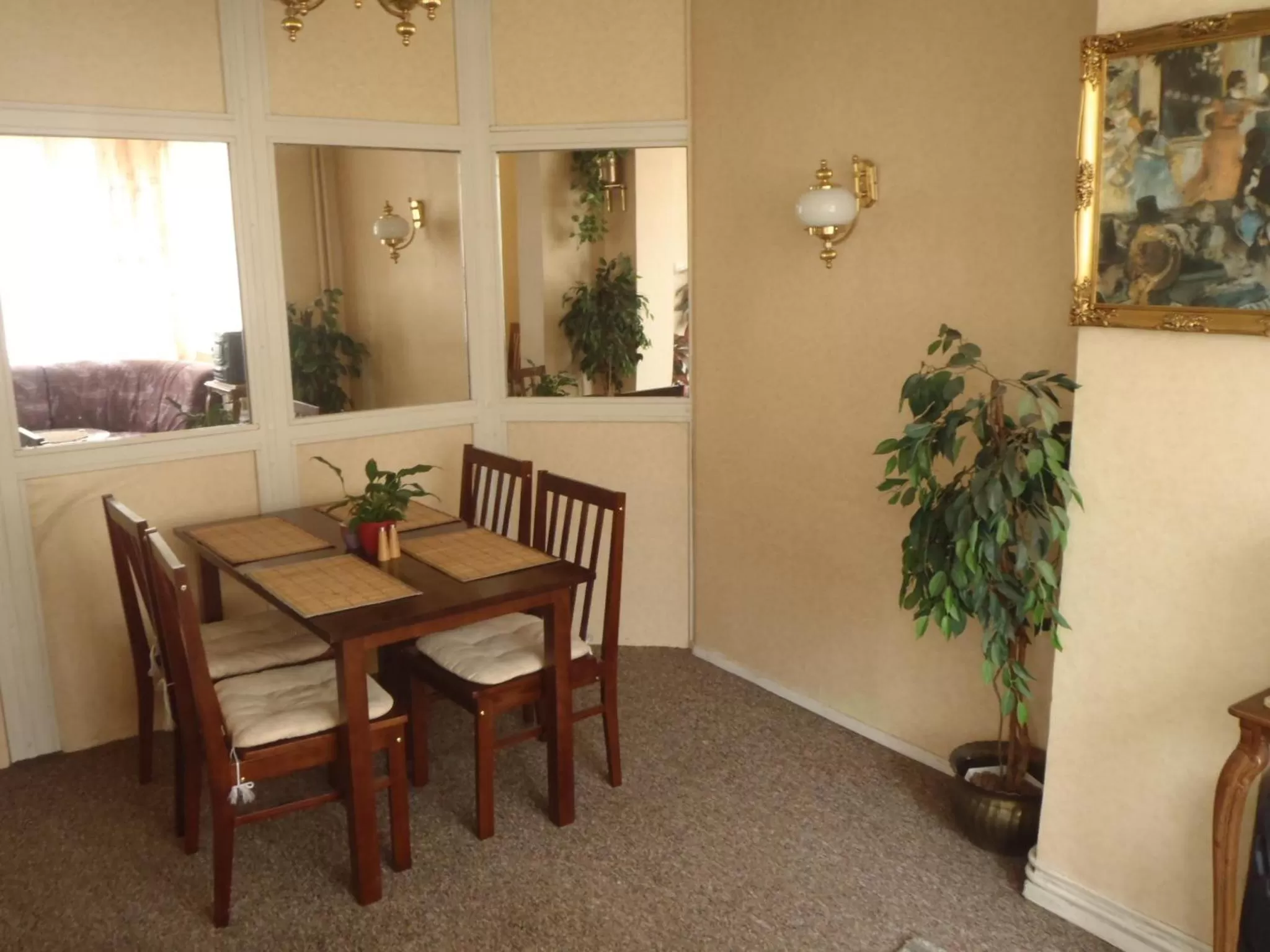 Restaurant/places to eat in Hotel Green House