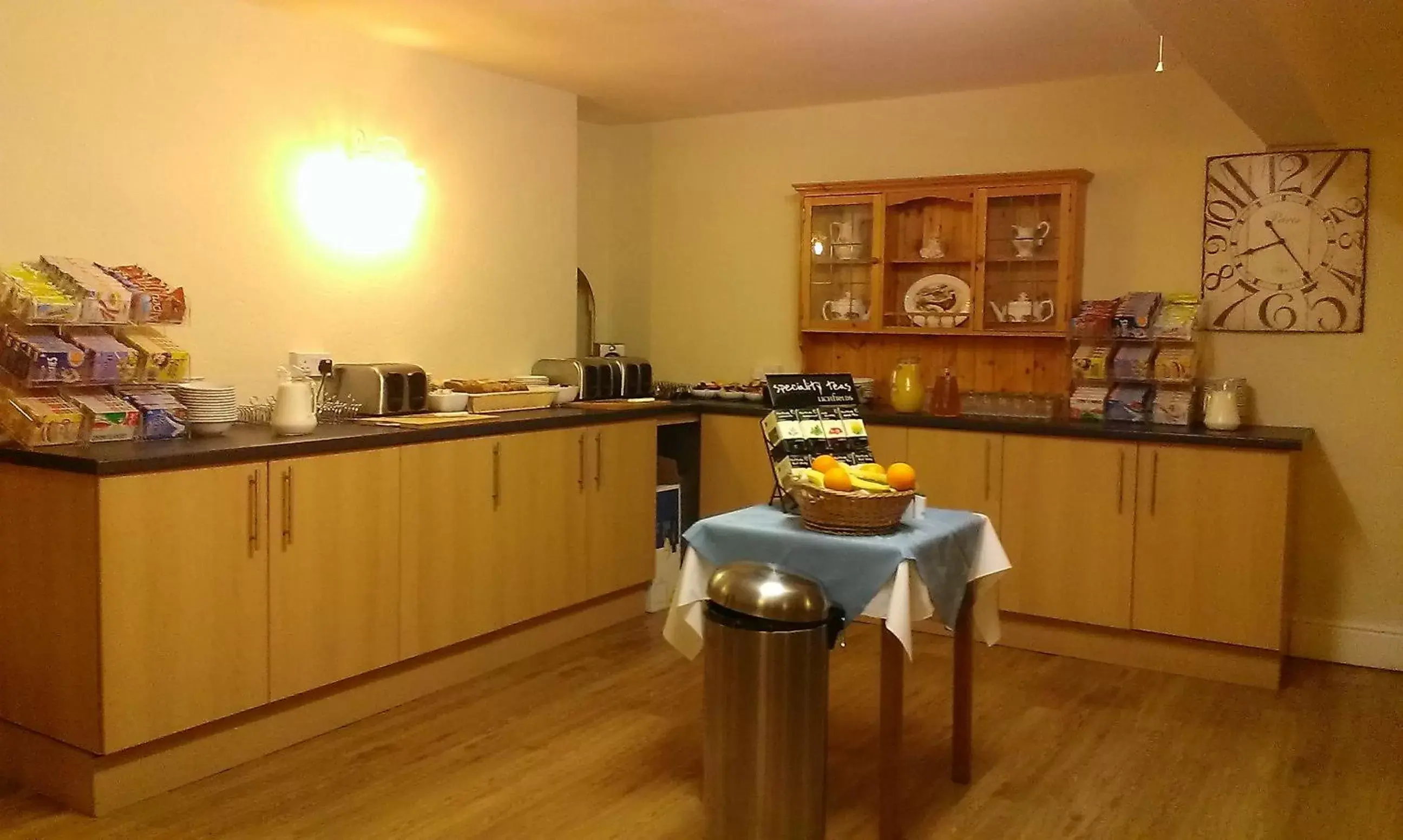 Kitchen or kitchenette, Restaurant/Places to Eat in Winchmore Hotel