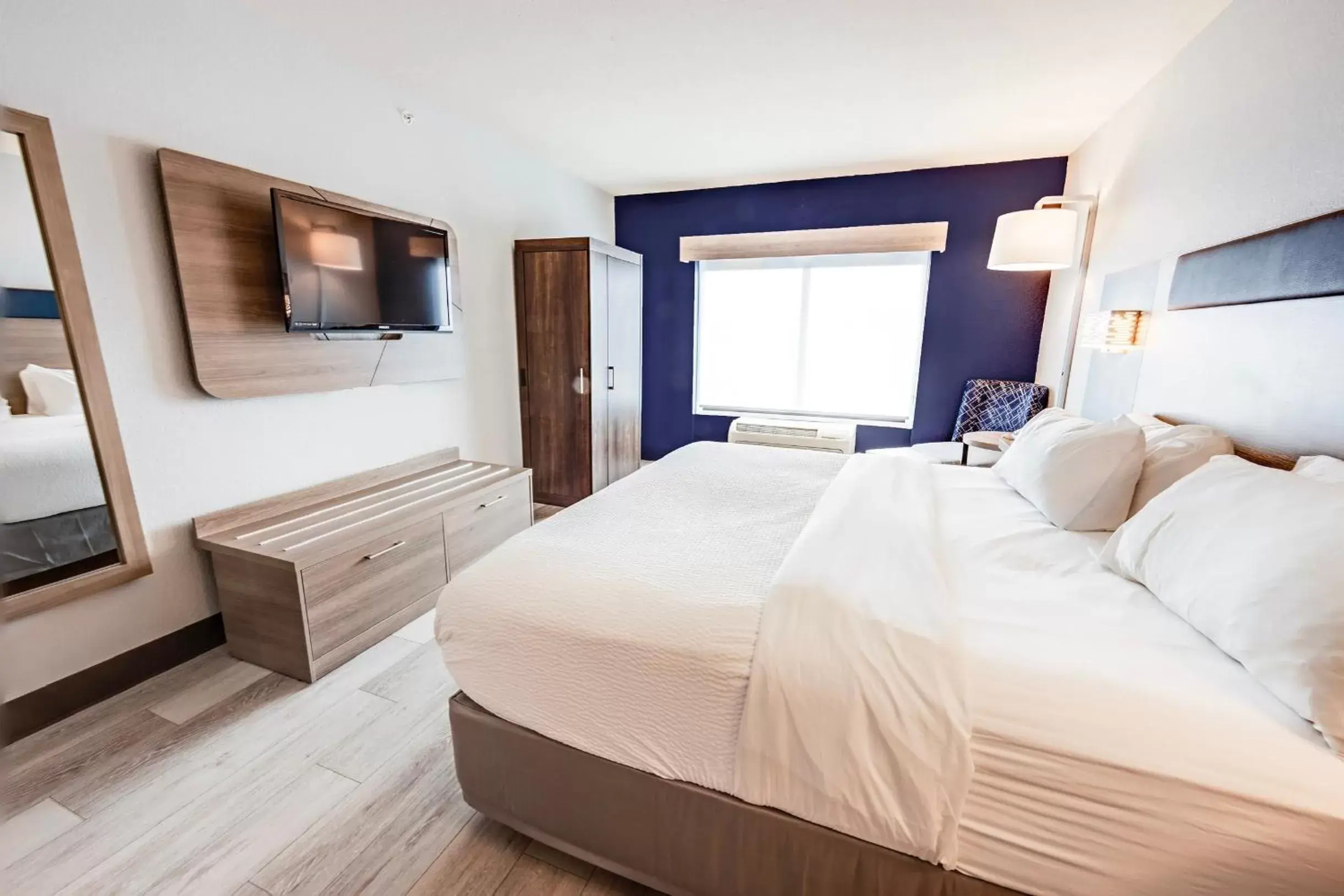 Bed in Holiday Inn Express Hotel & Suites Ohio State University- OSU Medical Center by IHG Bed in Holiday Inn Express Hotel & Suites Ohio State University- OSU Medical Center by IHG