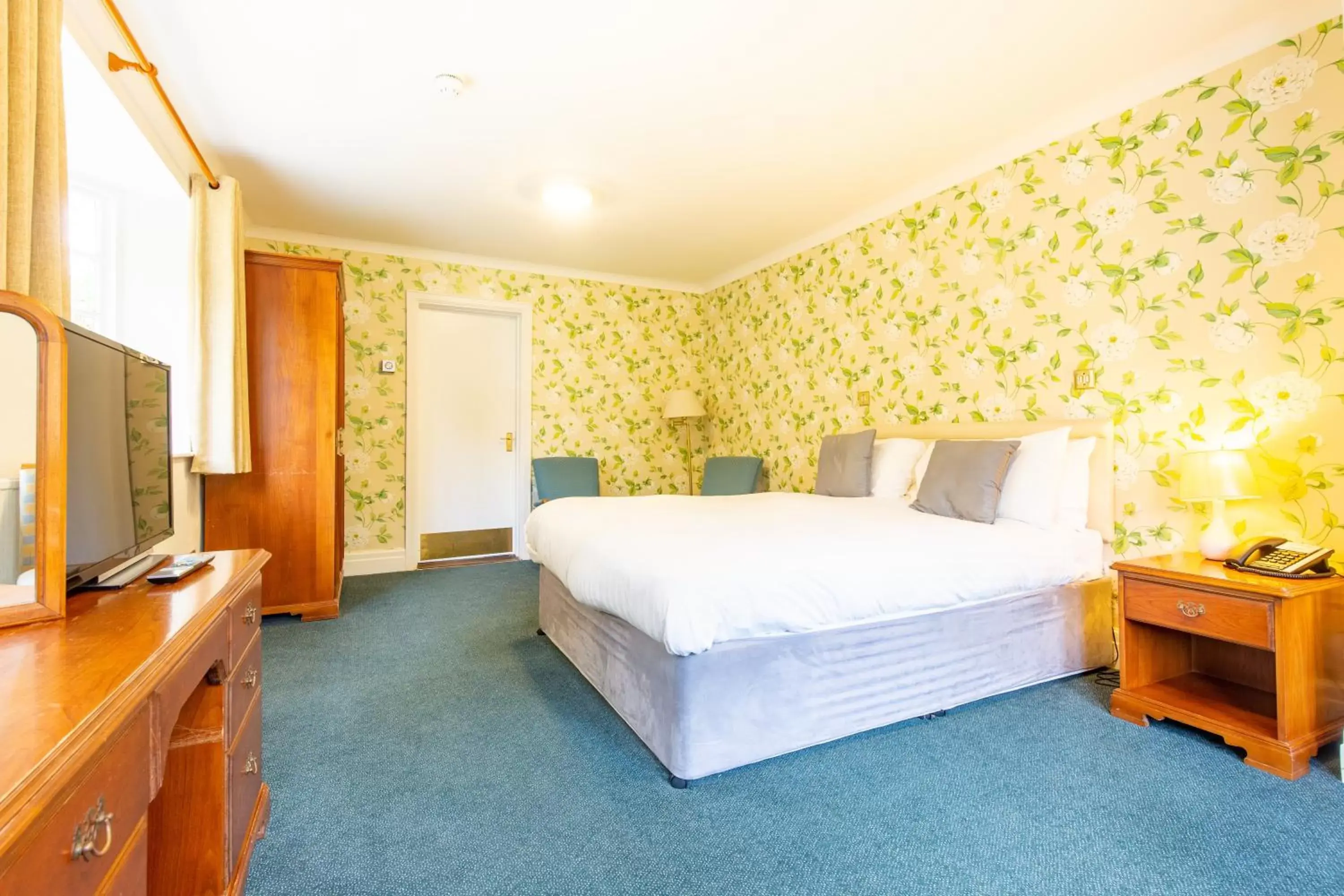 Facility for disabled guests, Bed in Woodland Manor Hotel