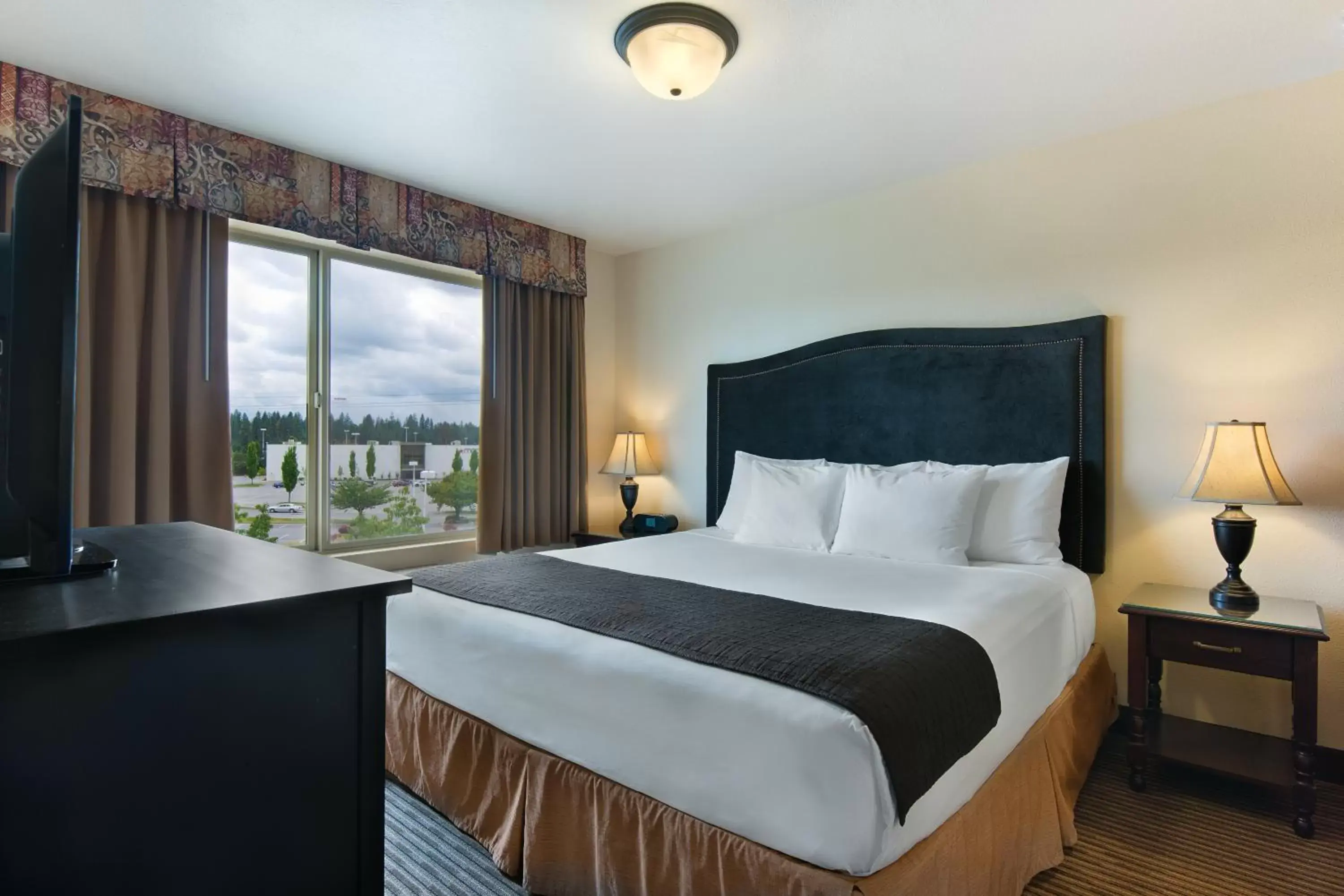 Bedroom, Room Photo in Oxford Suites Spokane Valley